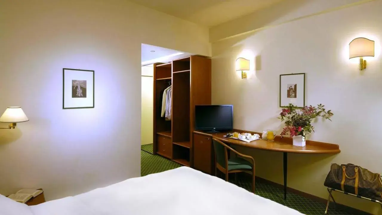 Bedroom, TV/Entertainment Center in Phi Hotel Emilia