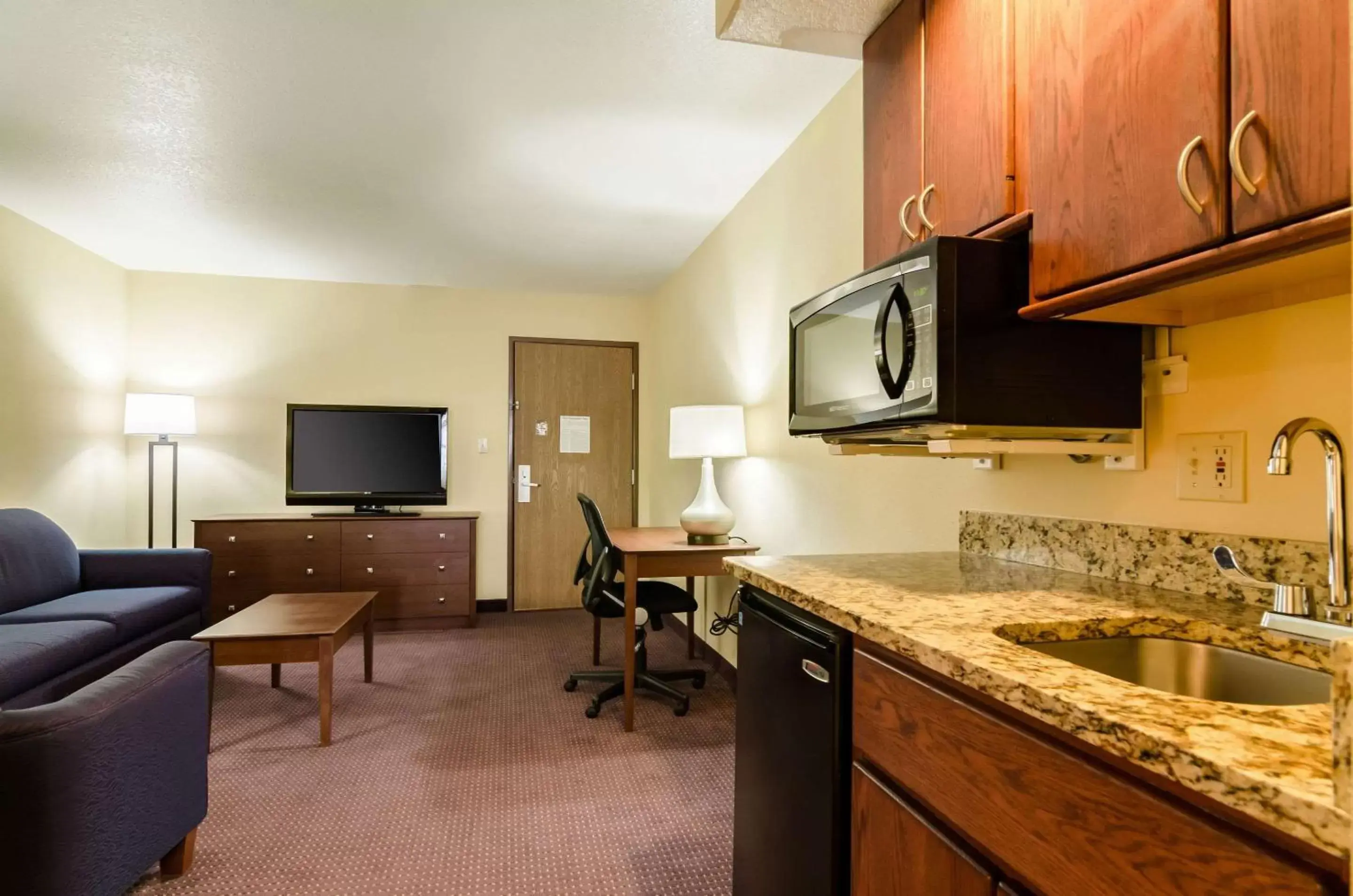 Photo of the whole room, Kitchen/Kitchenette in Comfort Inn Colby