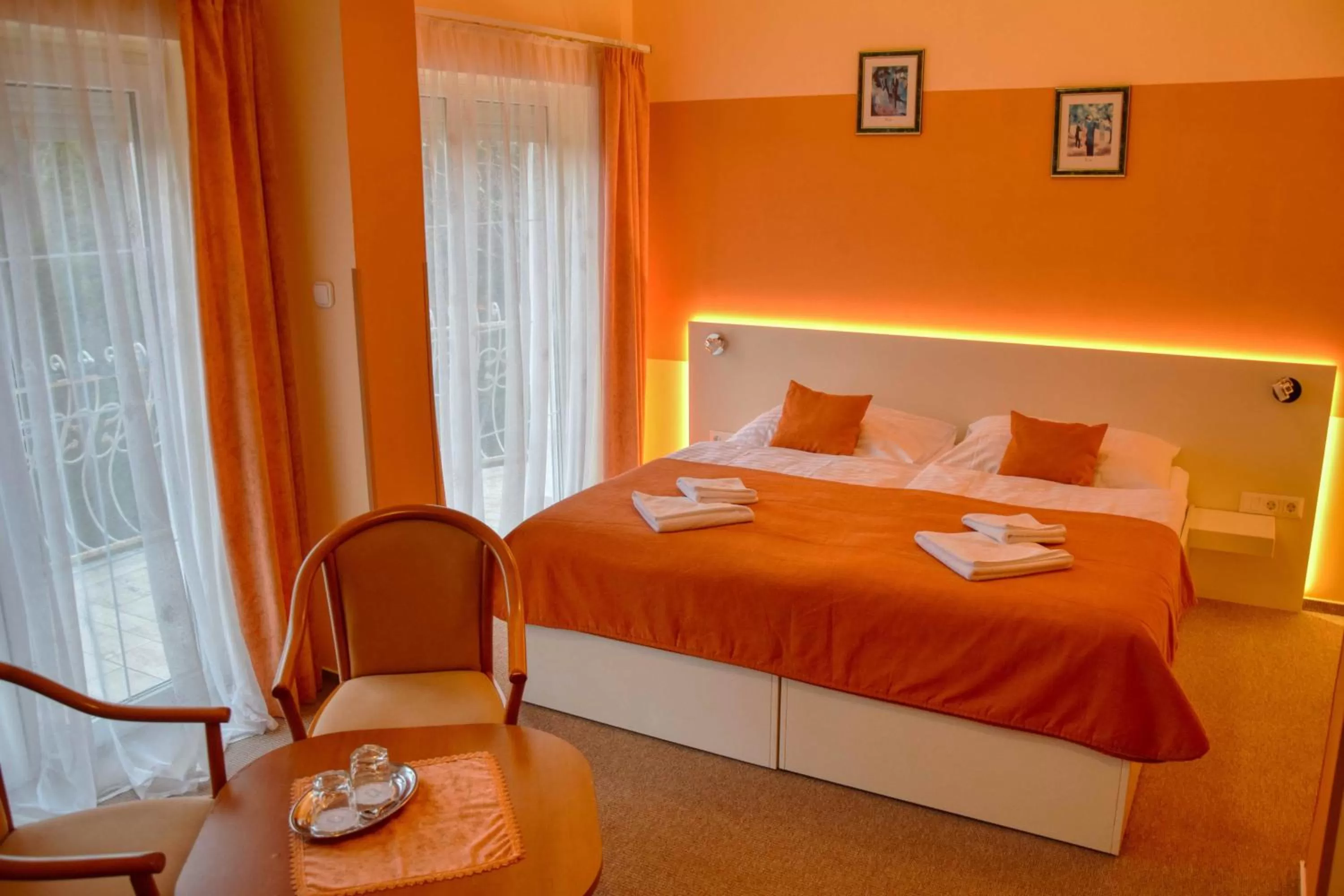 Shower, Bed in Hotel Penta Lux