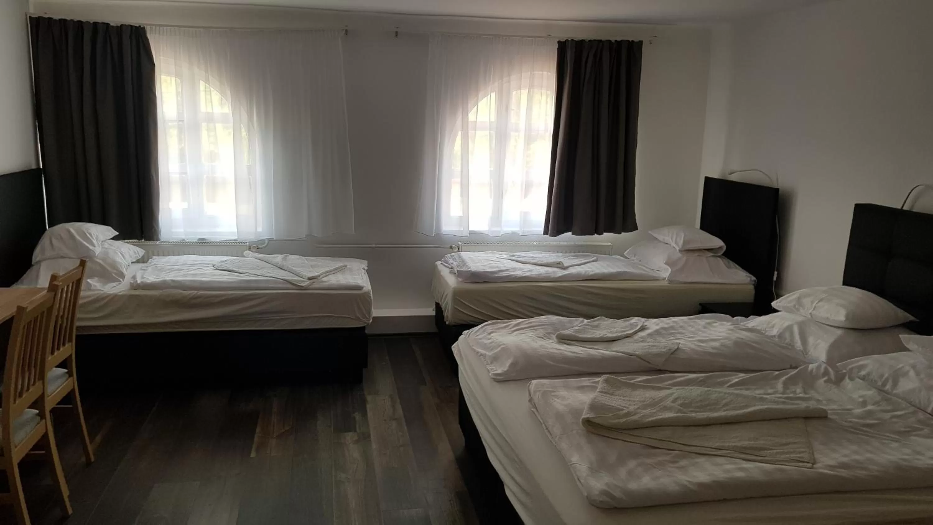 Bed in HBH Bajor Sörház, Étterem és Panzió