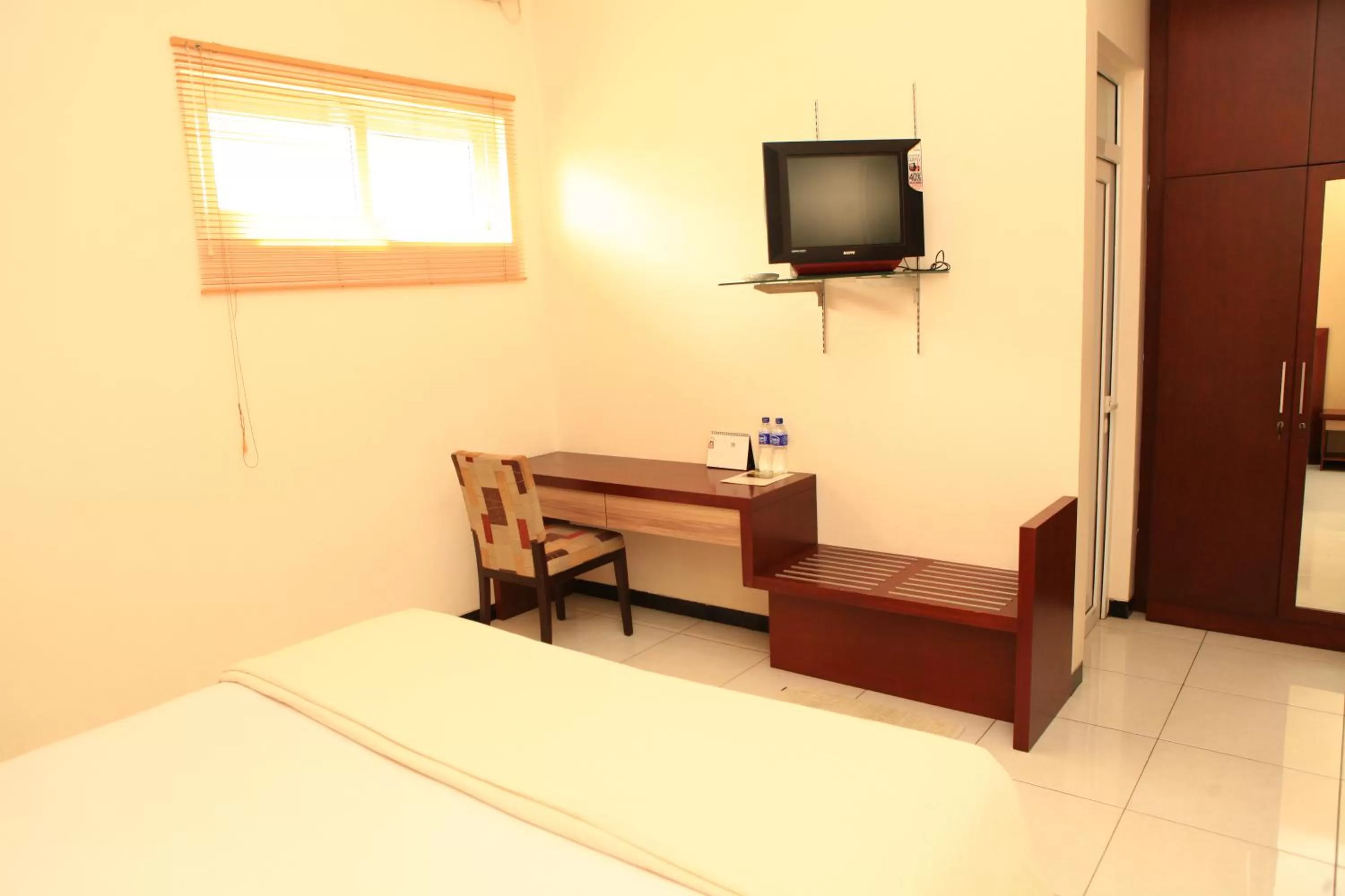 Bed, TV/Entertainment Center in Arya Graha Semarang