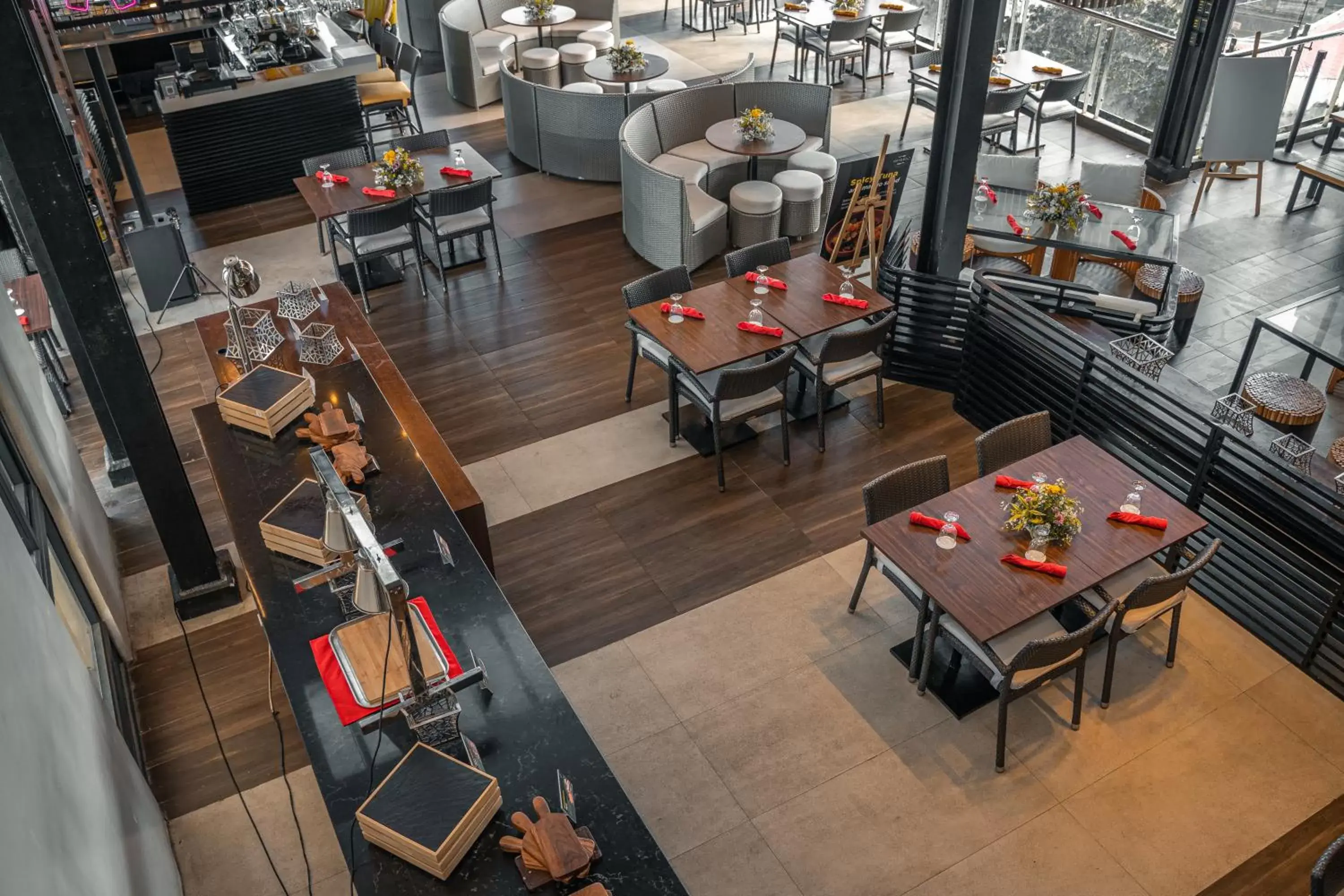 Restaurant/Places to Eat in Yello Hotel