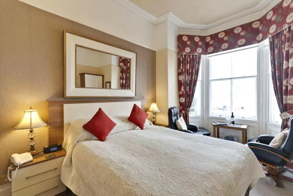 Bed in Lauriston & Lawton Court Hotel