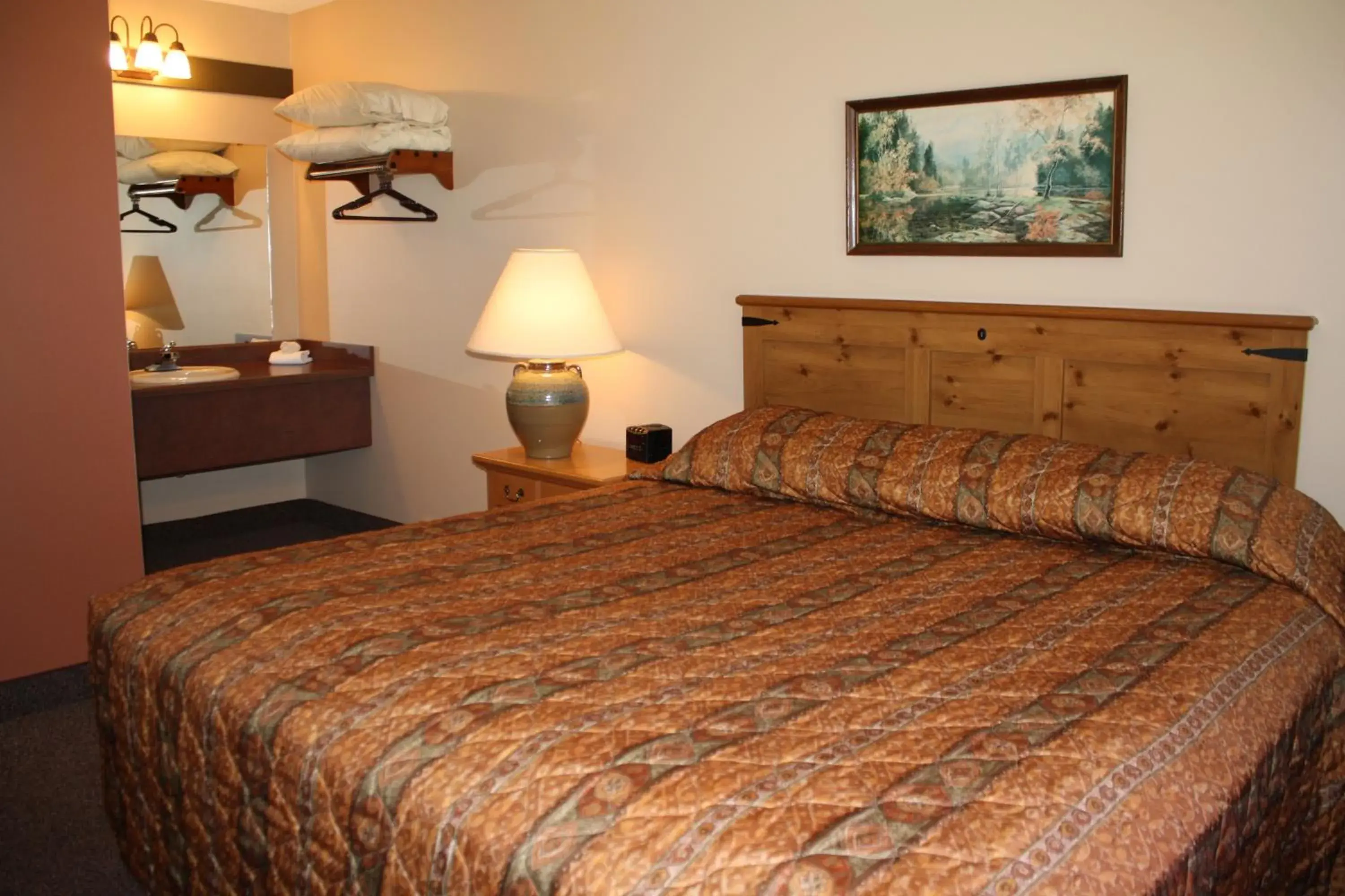 Bed in Outback Roadhouse Motel & Suites Branson