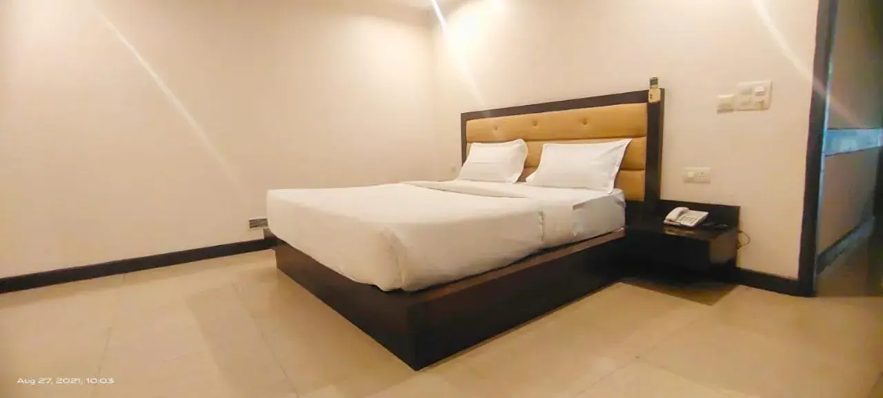 Bed in Zenith Hotel - Delhi Airport
