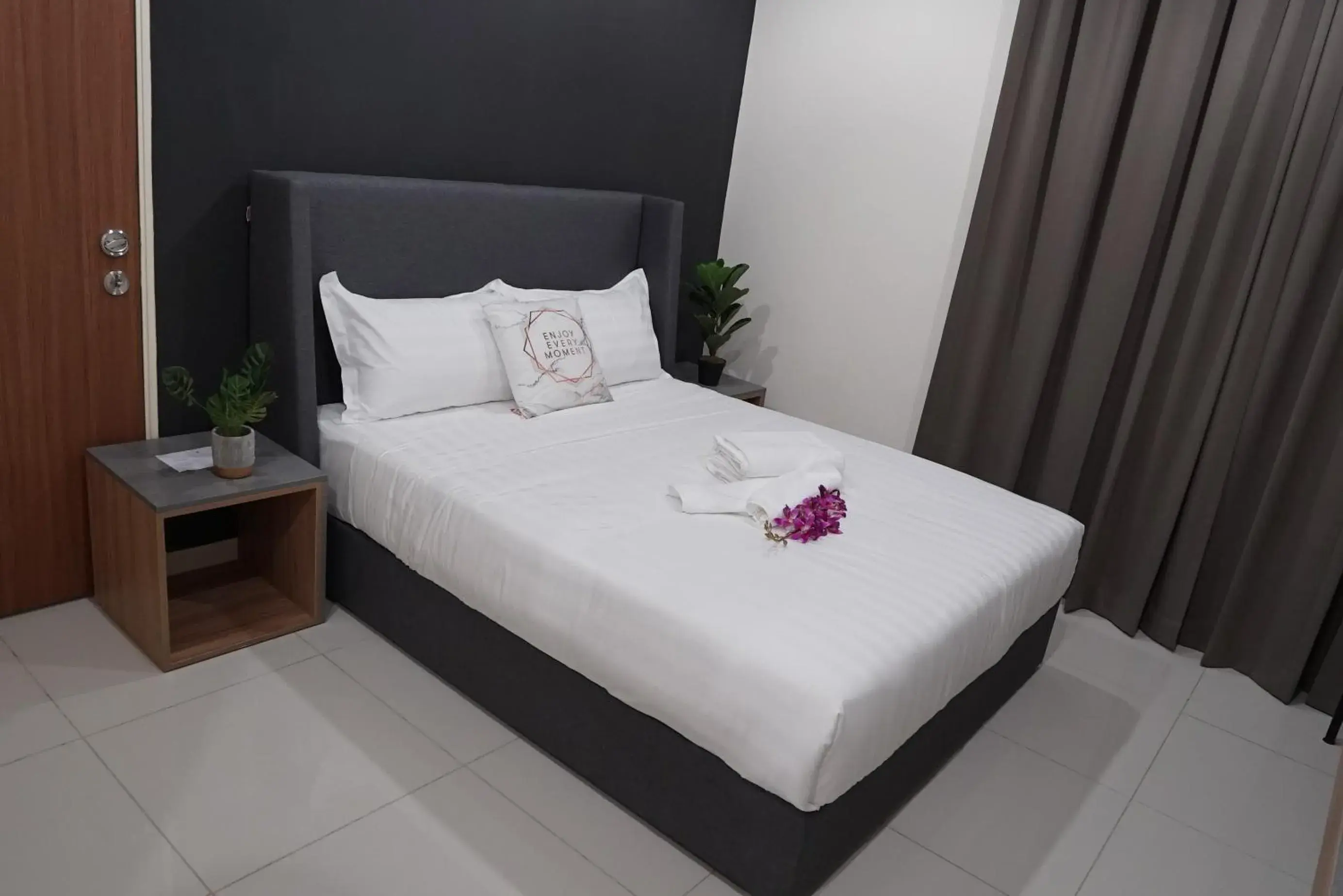 Bed in Regatta Suites Kozi Square Kuching