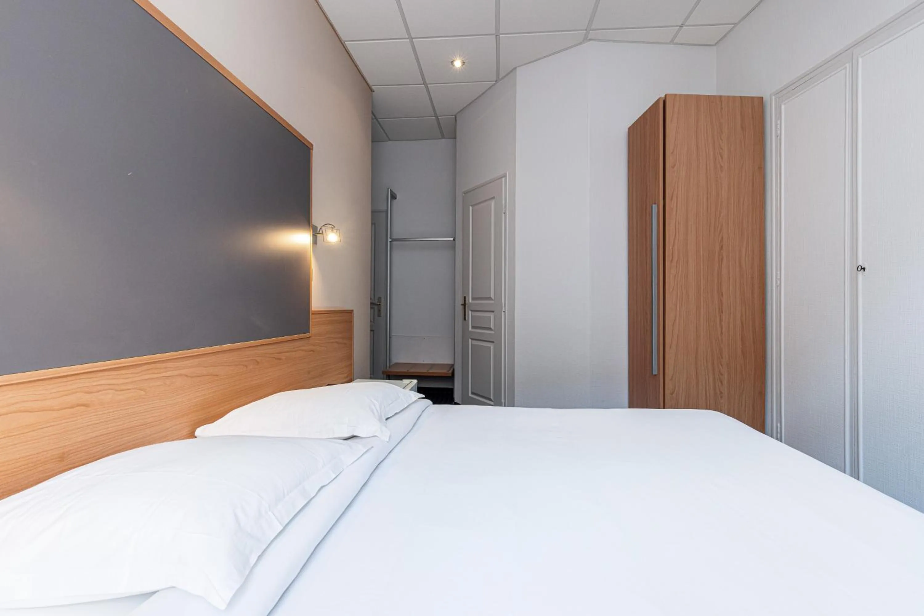 Photo of the whole room in Naomi Cannes