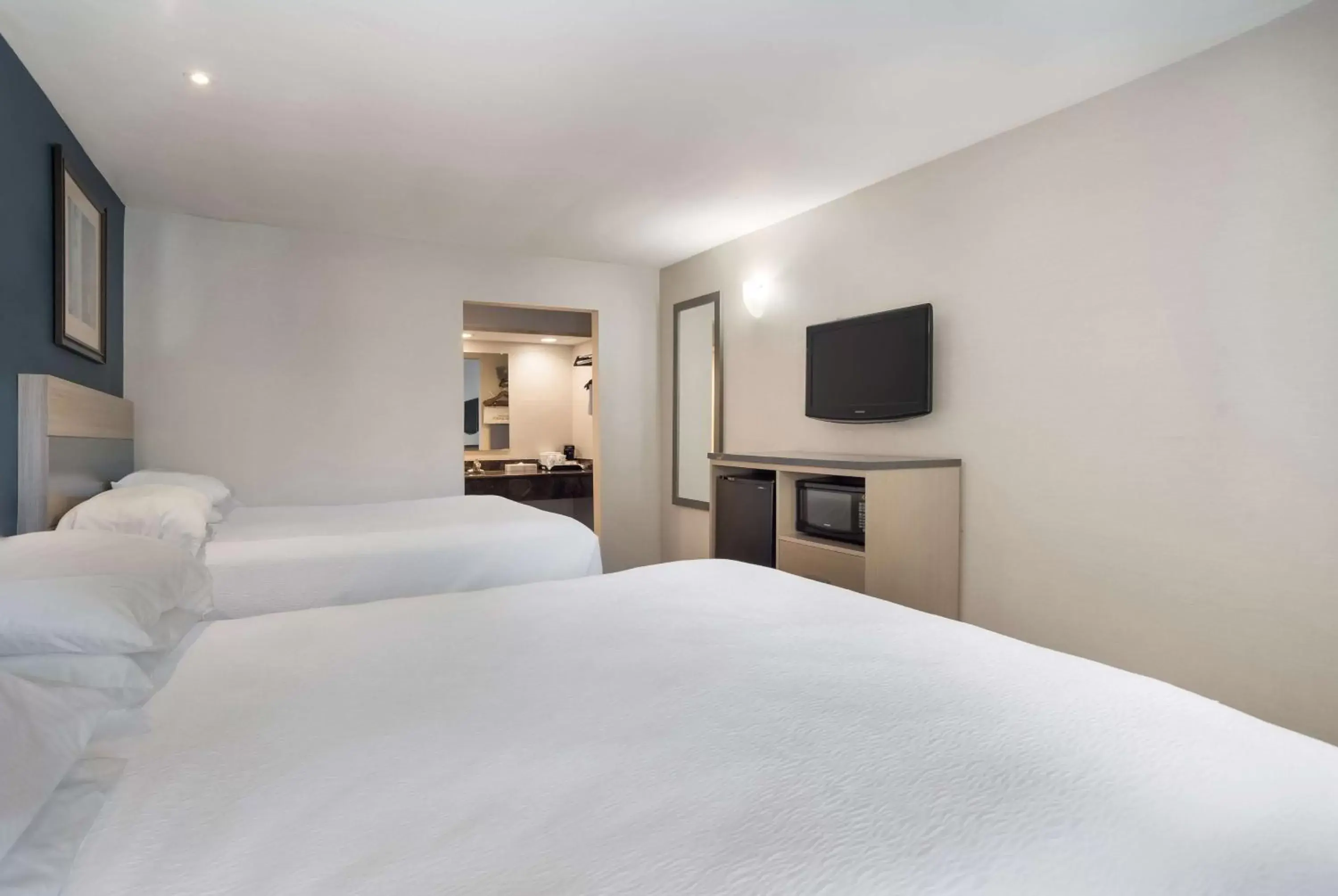 Bedroom, Bed in SureStay Hotel by Best Western San Rafael