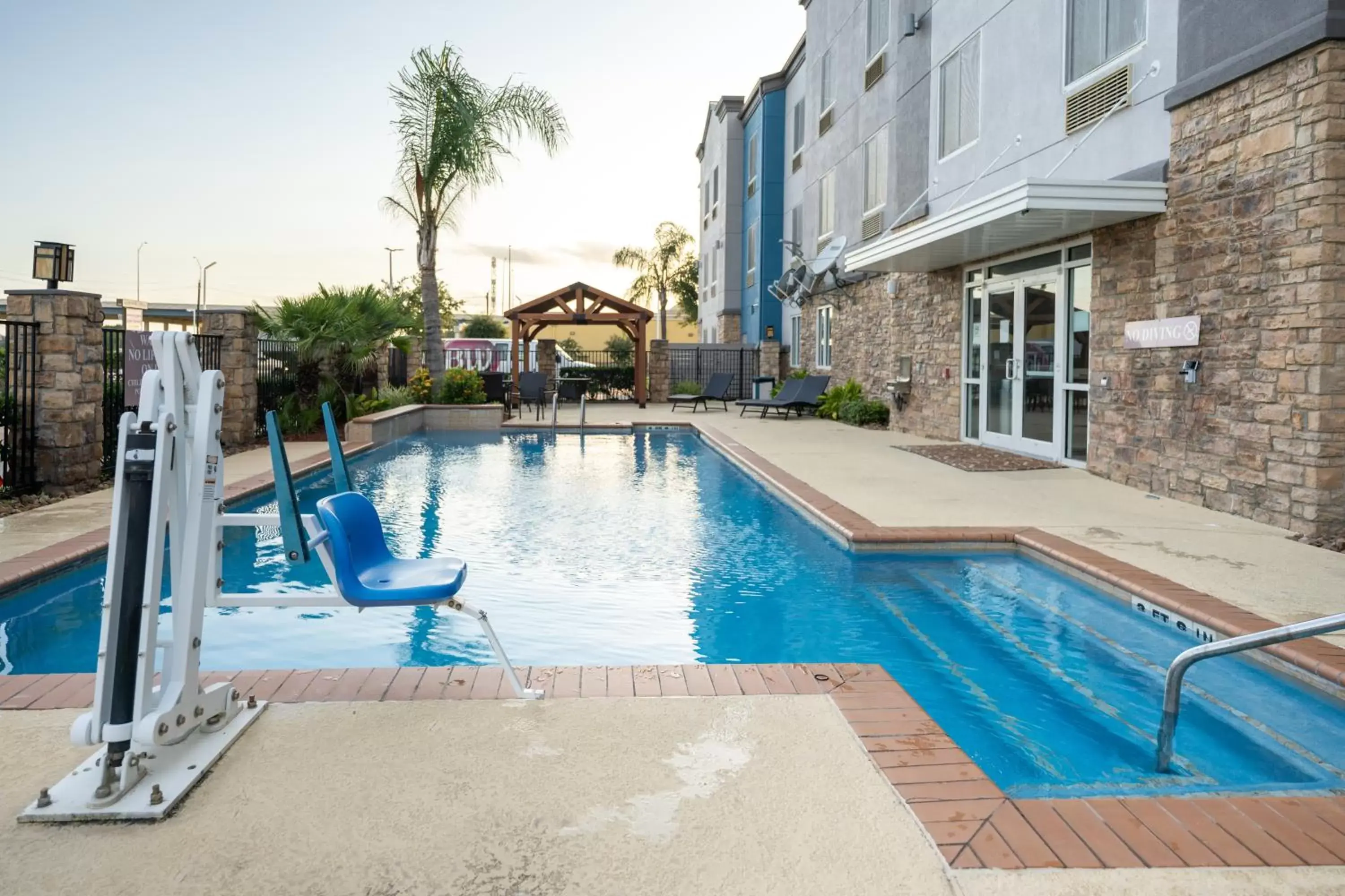, Swimming Pool in Comfort Suites Seabrook - Kemah