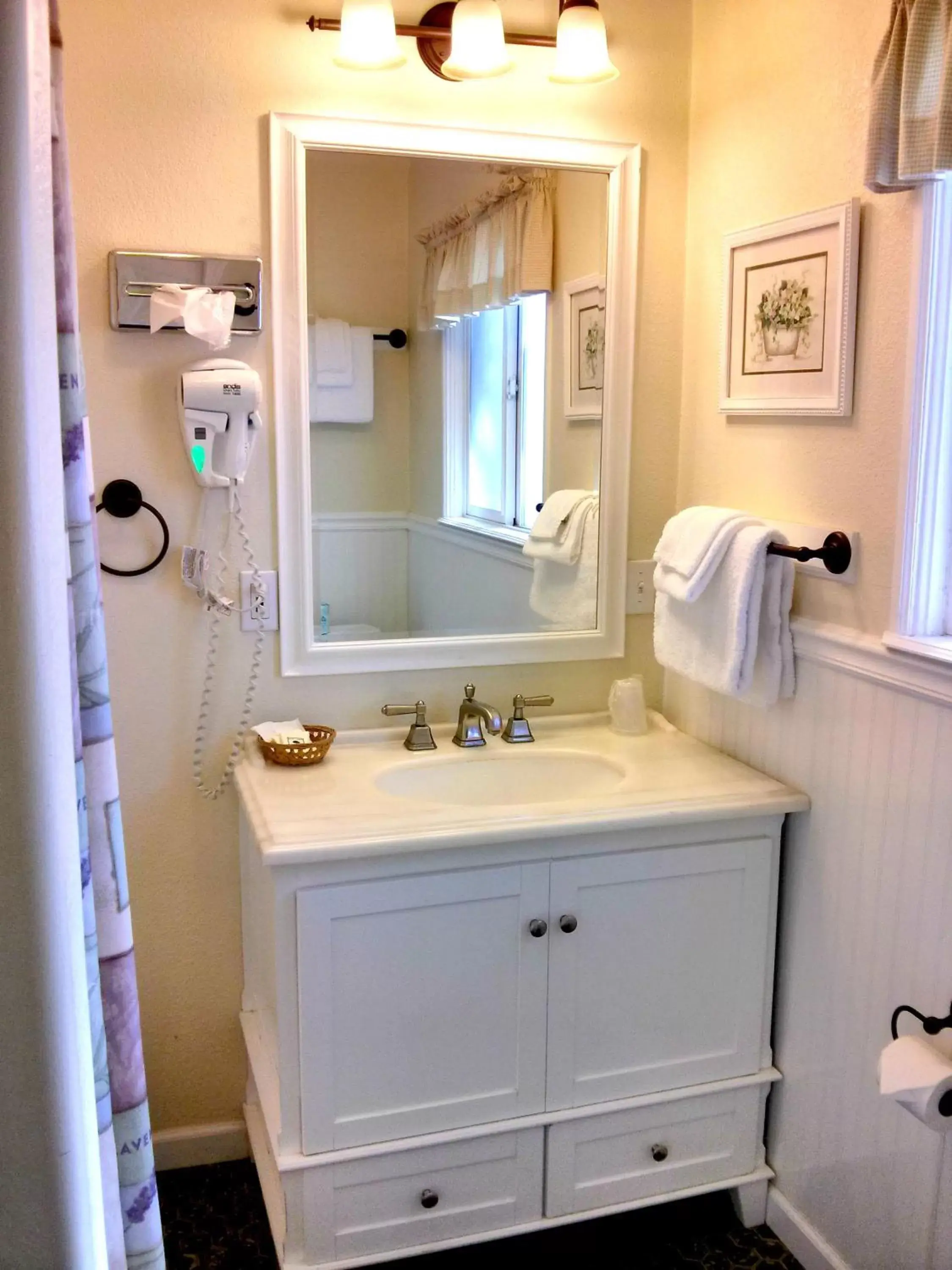 Bathroom in Green Gables Motel & Suites