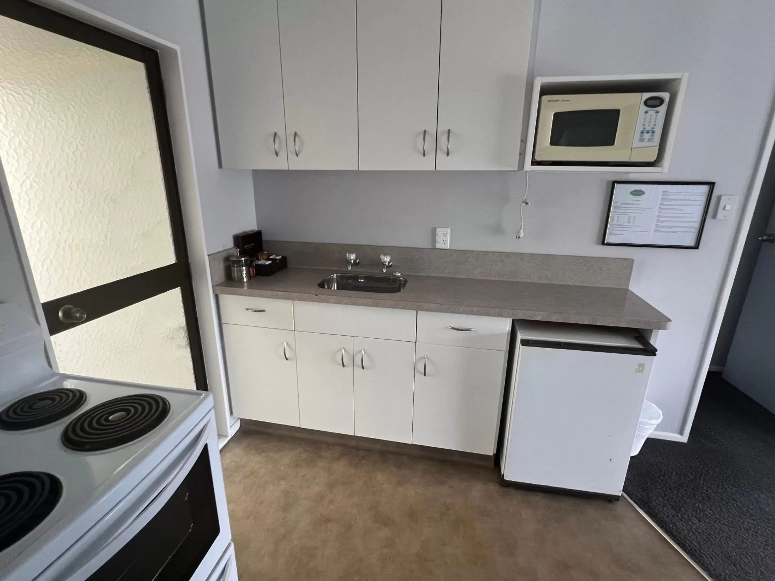 Kitchen or kitchenette, Kitchen/Kitchenette in Avenue Motel Palmerston North