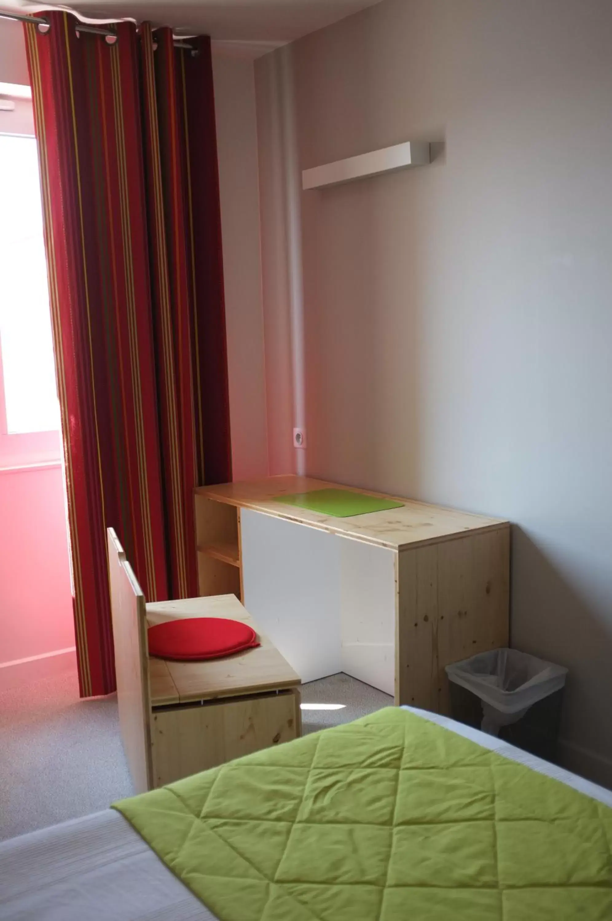 Seating area, Bed in Hôtel Hermès