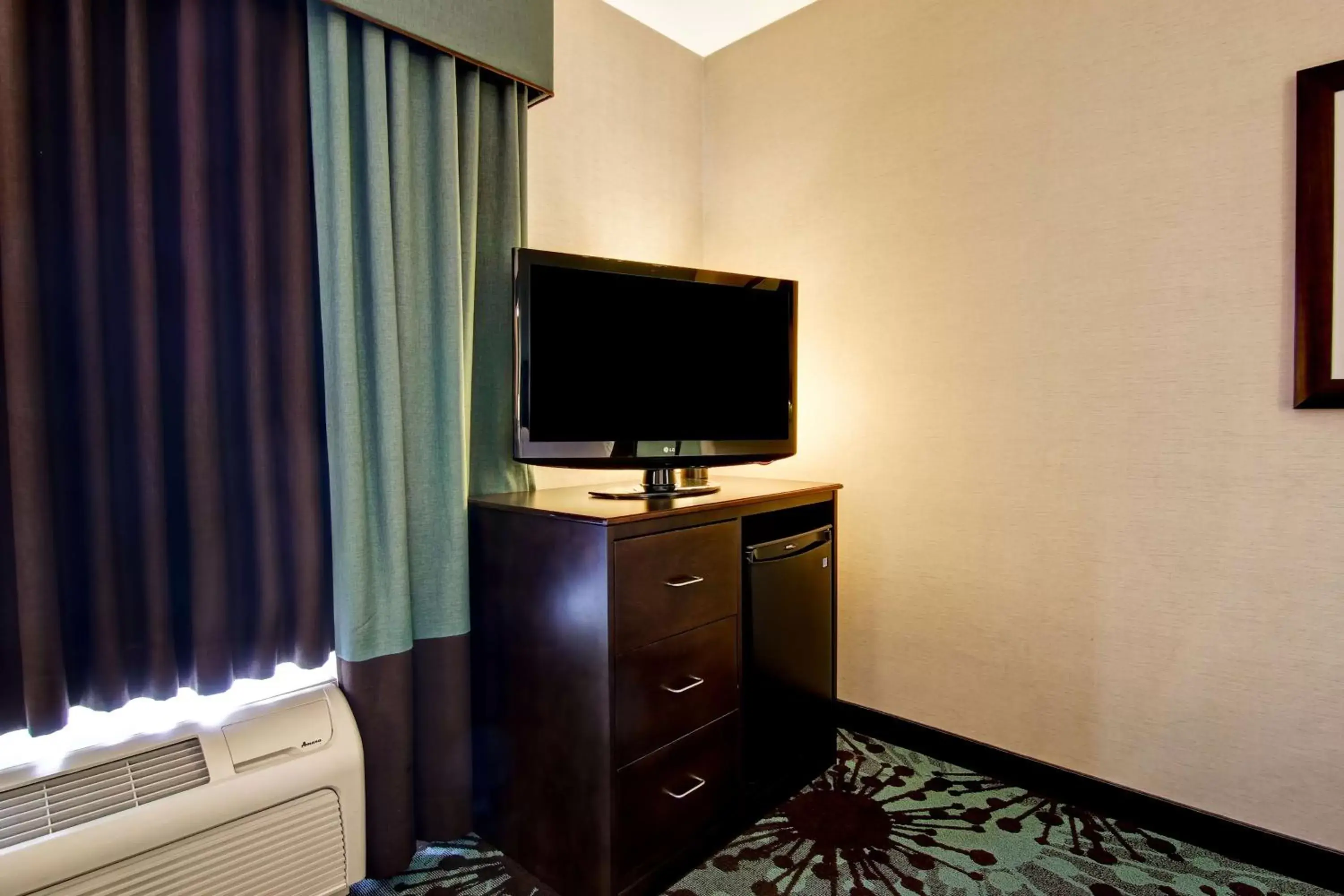 Bedroom, TV/Entertainment Center in Hampton Inn by Hilton Toronto Airport Corporate Centre