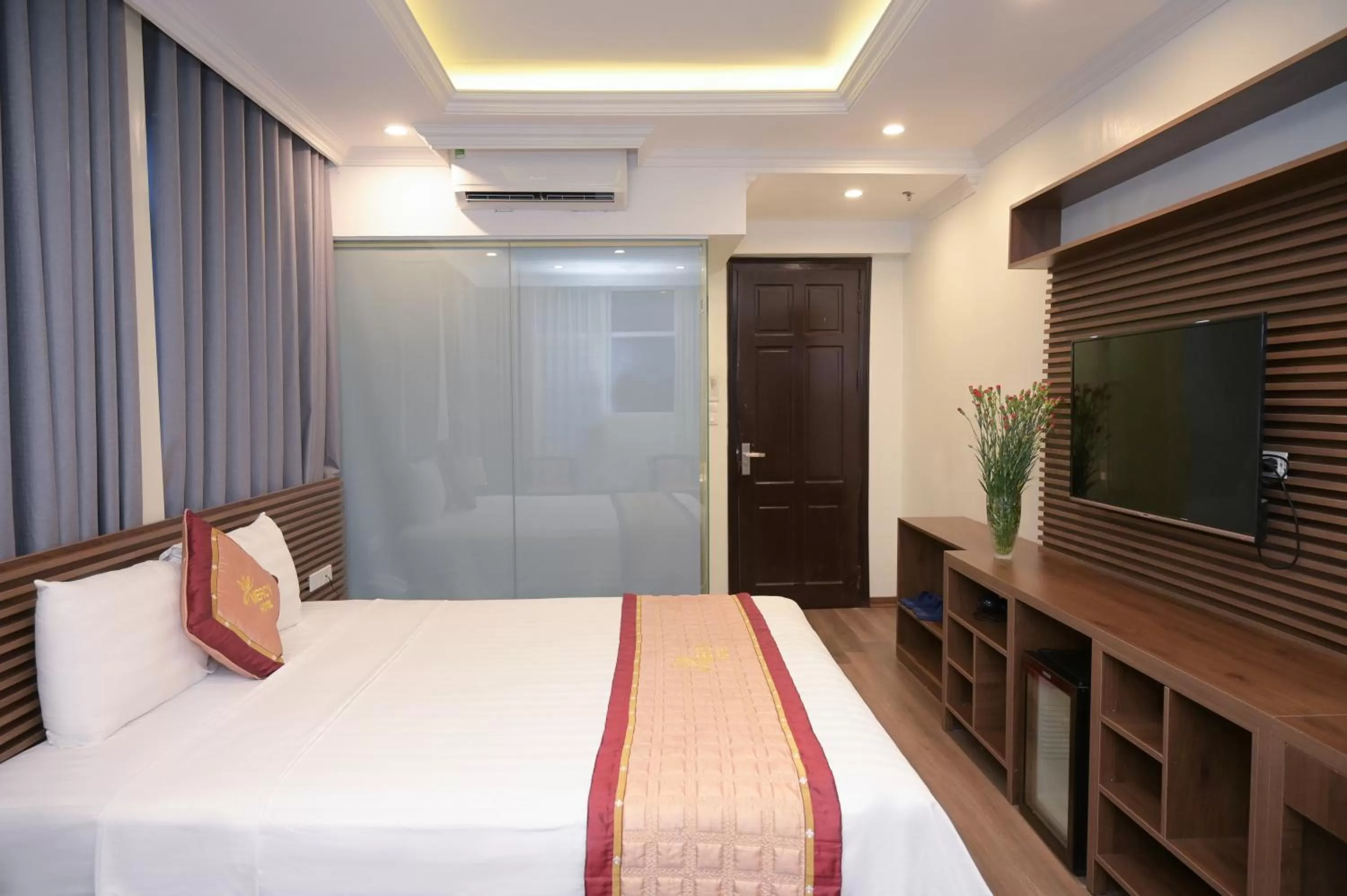 Shower, Bed in Mercy Hotel