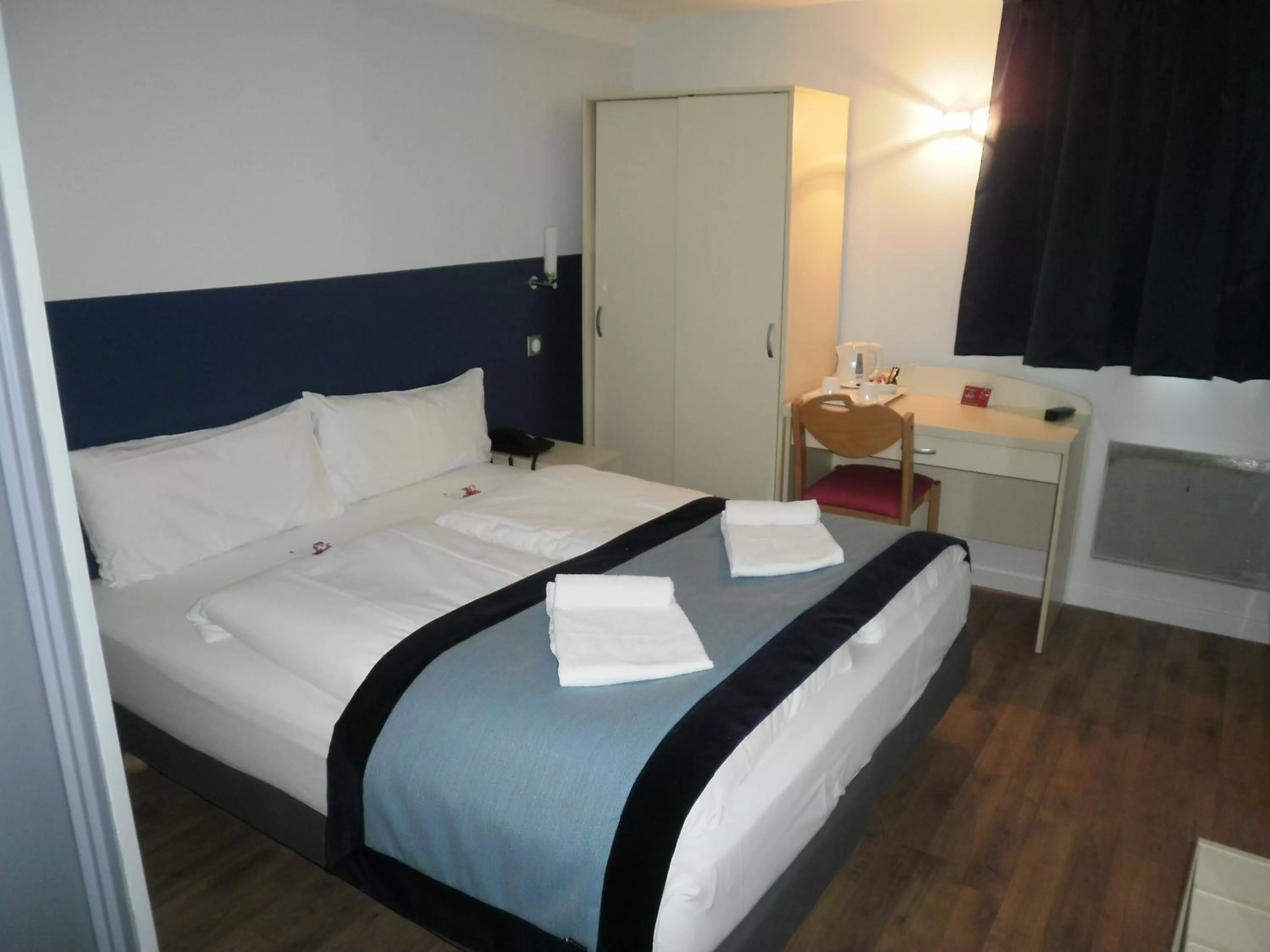 Bedroom, Bed in Hôtel l'Amandier