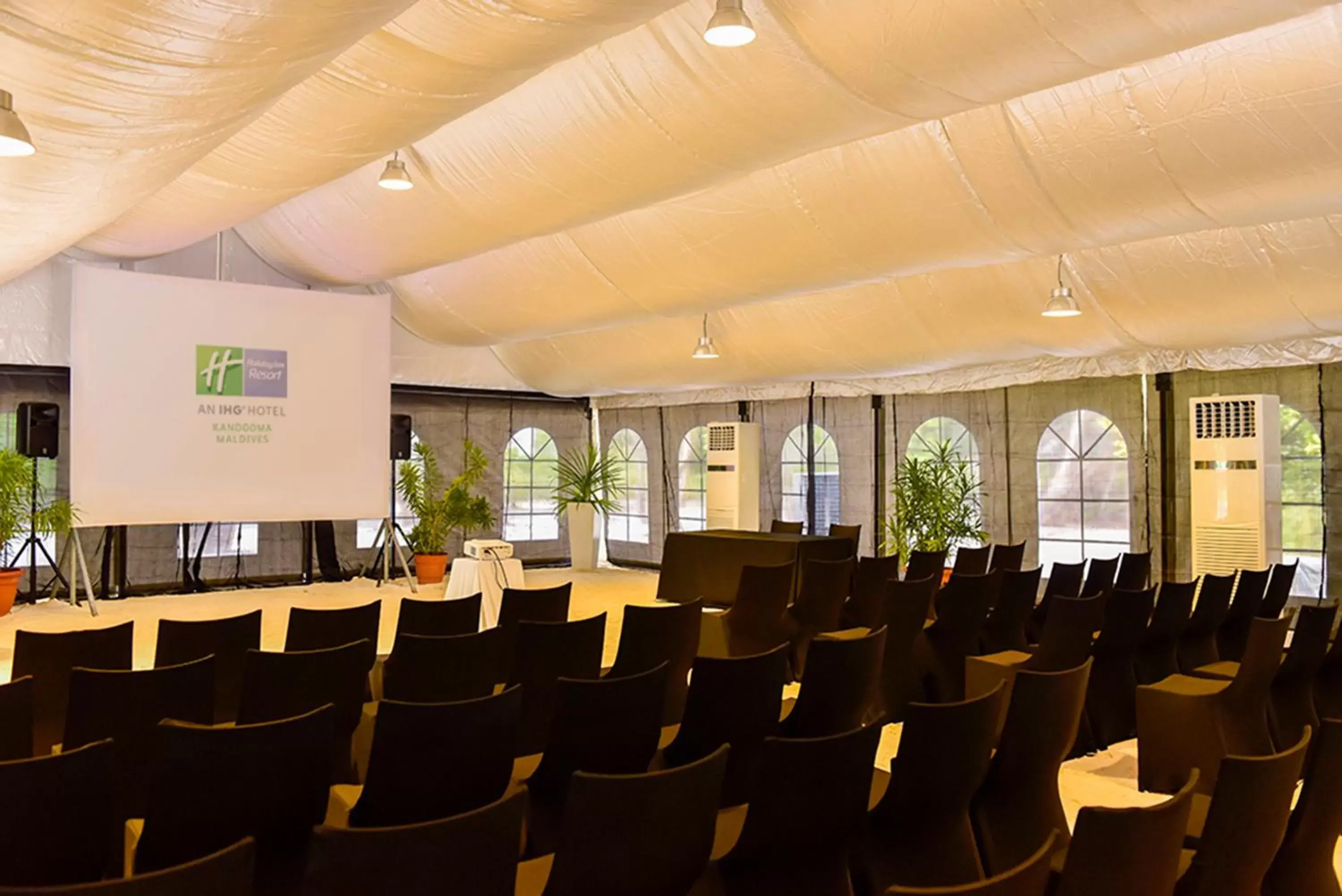 Meeting/conference room in Holiday Inn Resort Kandooma Maldives - Kids Stay & Eat Free