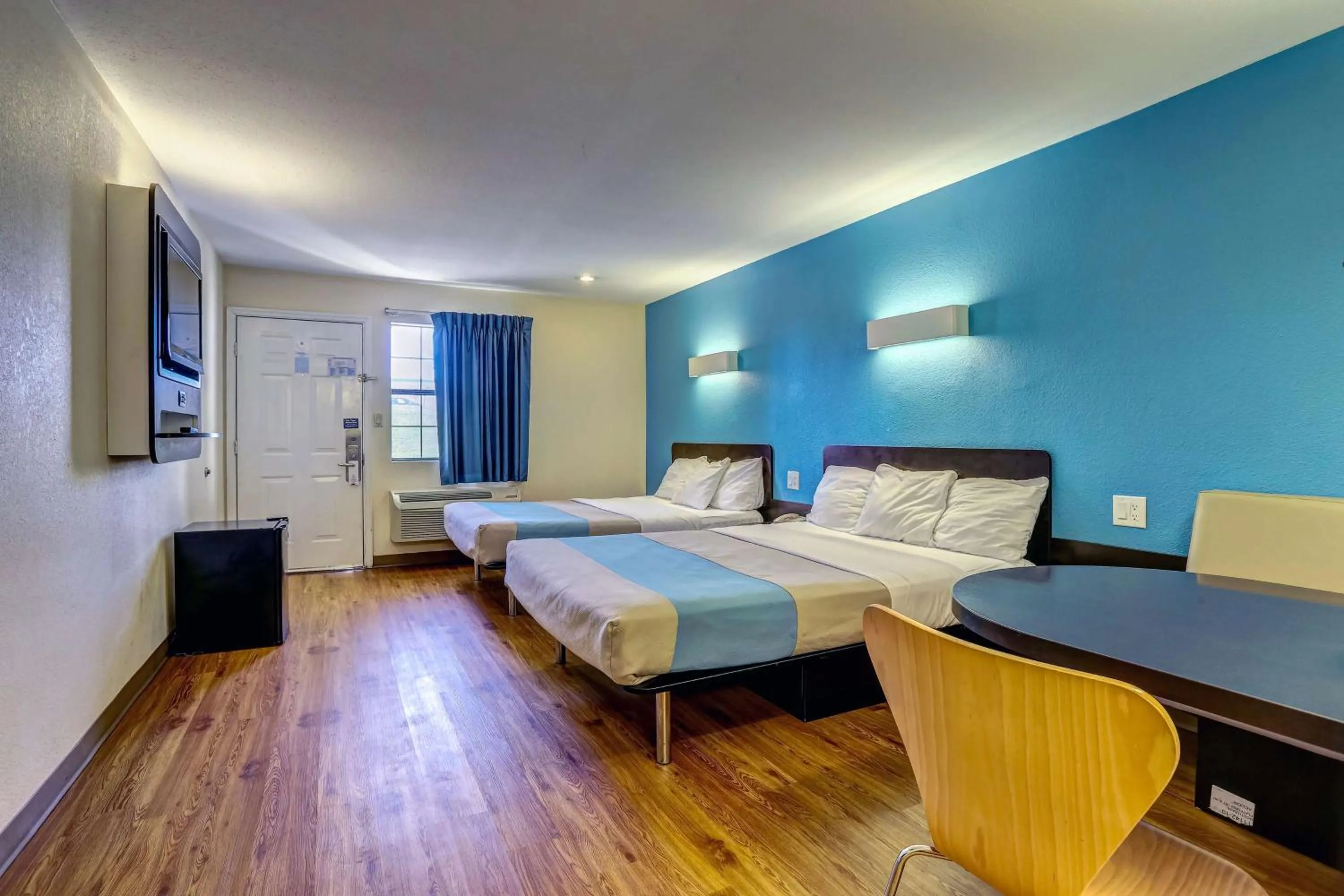 Photo of the whole room, Bed in Motel 6-Dickson, TN