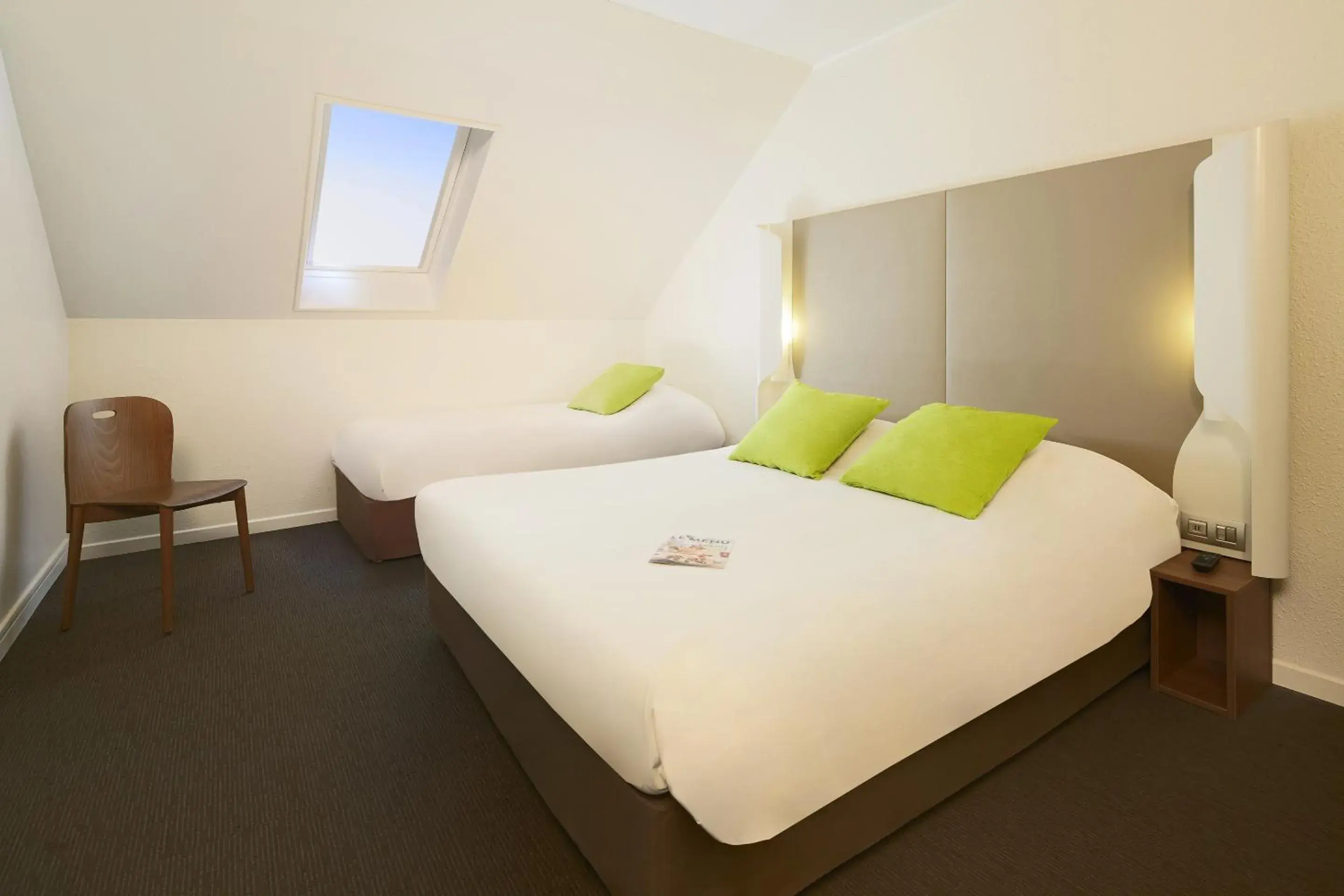 Bedroom, Bed in Campanile Hotel Compiegne