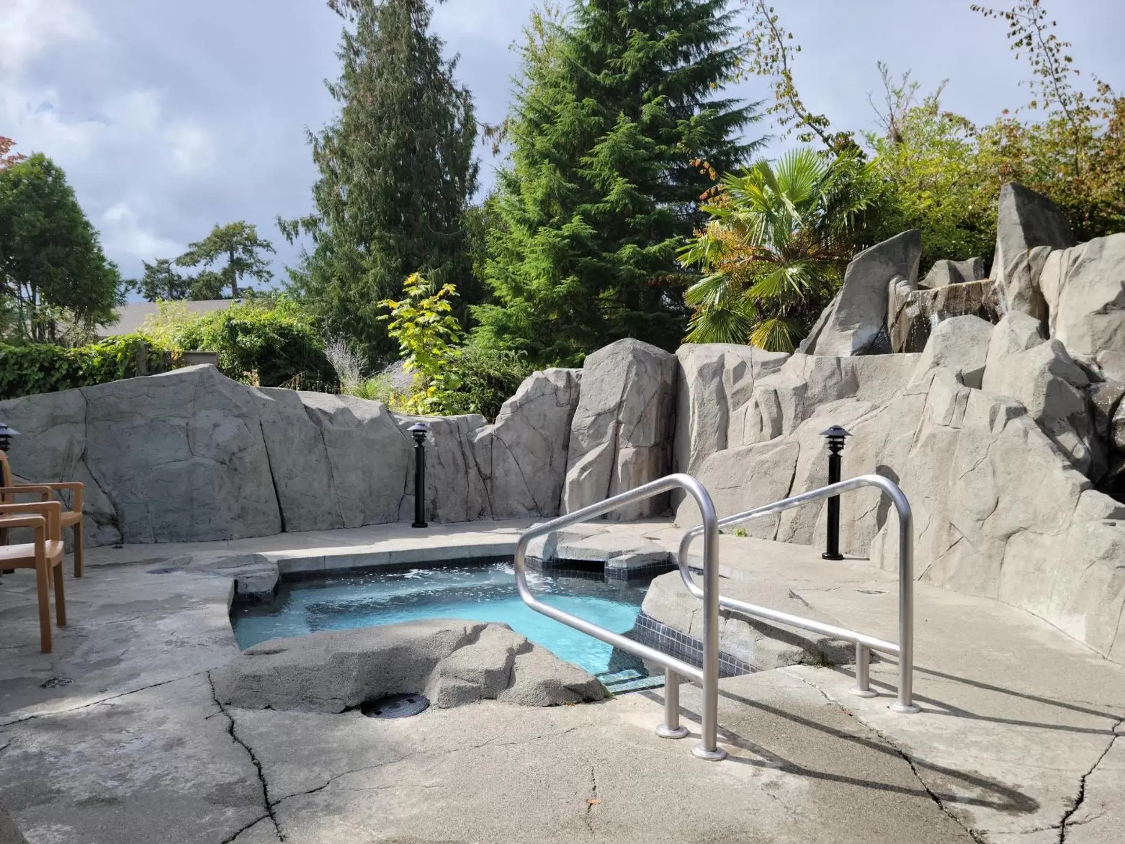 Hot Tub, Swimming Pool in Pacific Shores Resort & Spa