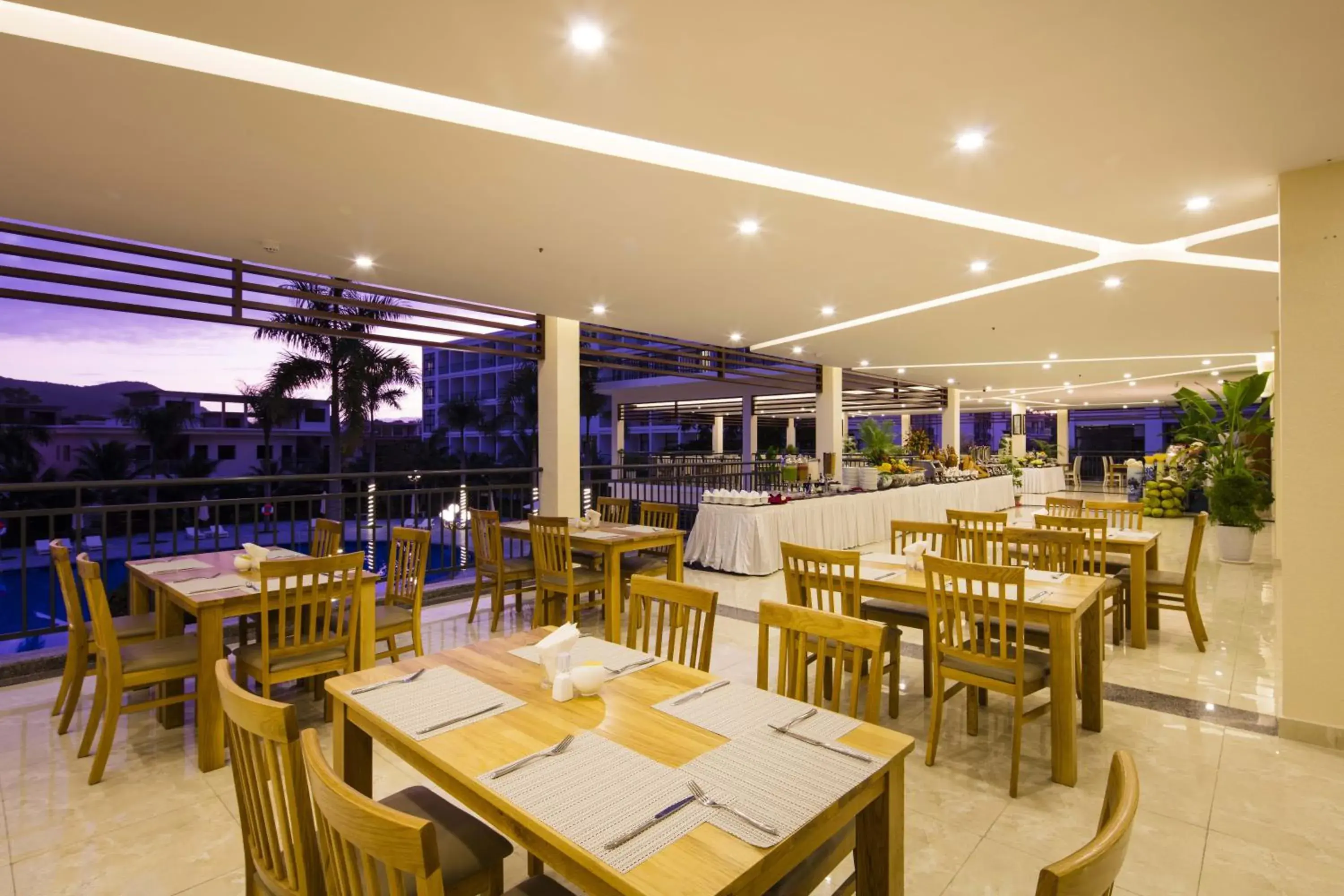 Restaurant/Places to Eat in Diamond Bay Condotel Resort Nha Trang