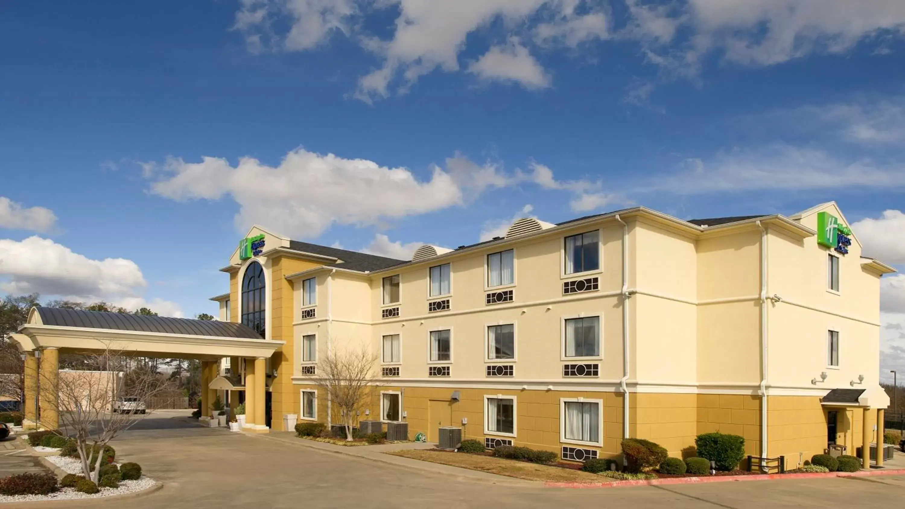 Property Building in Holiday Inn Express Hotel & Suites Mount Pleasant, an IHG Hotel