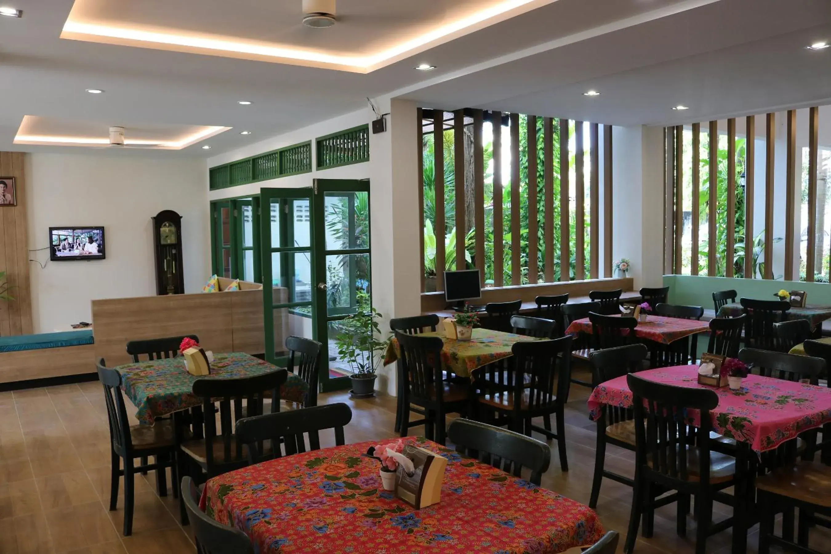 Lounge or bar, Restaurant/Places to Eat in The Greenery Hotel