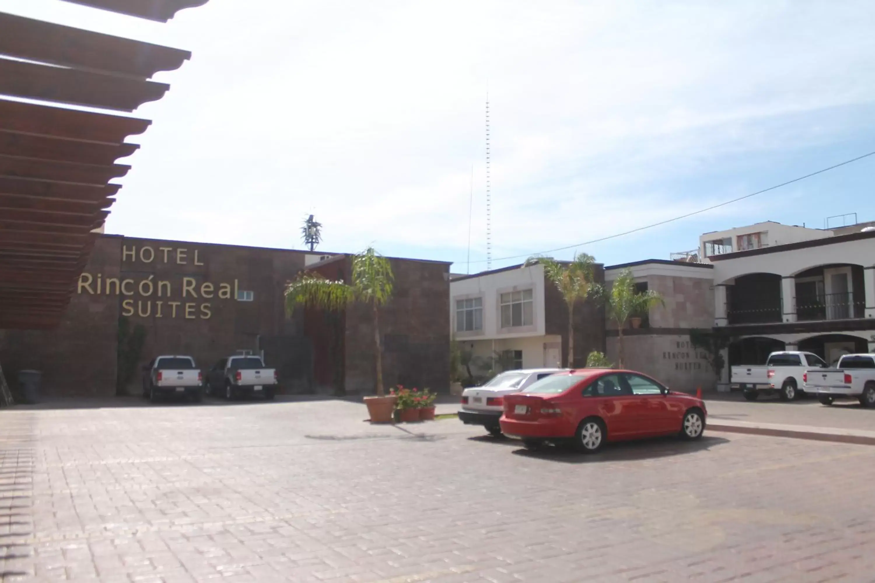 Facade/entrance, Property Building in Hotel Rincon Real Suites