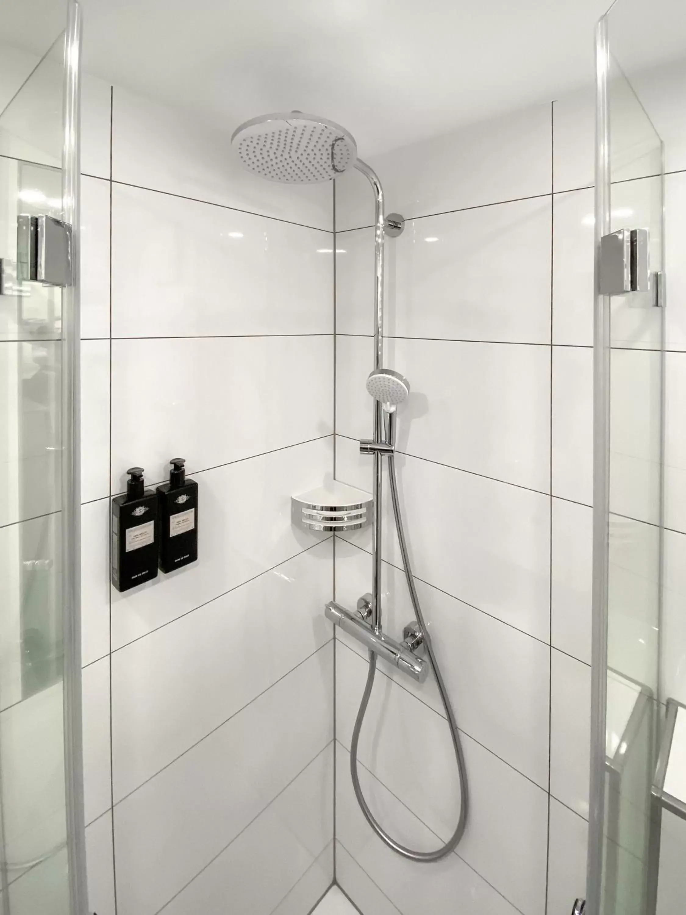 Shower, Bathroom in Downtown Vi Vadi Hotel