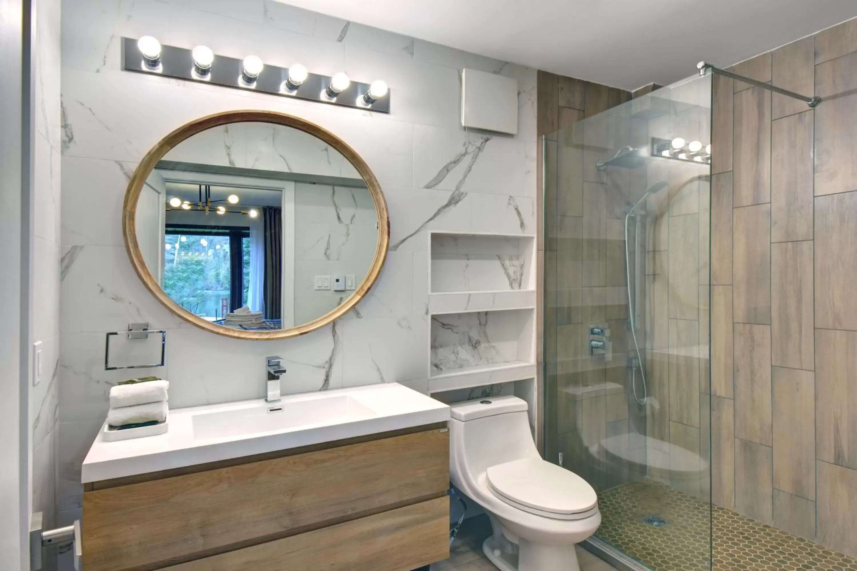 Shower, Bathroom in Hotel Le Petit Lac Sainte-Adèle