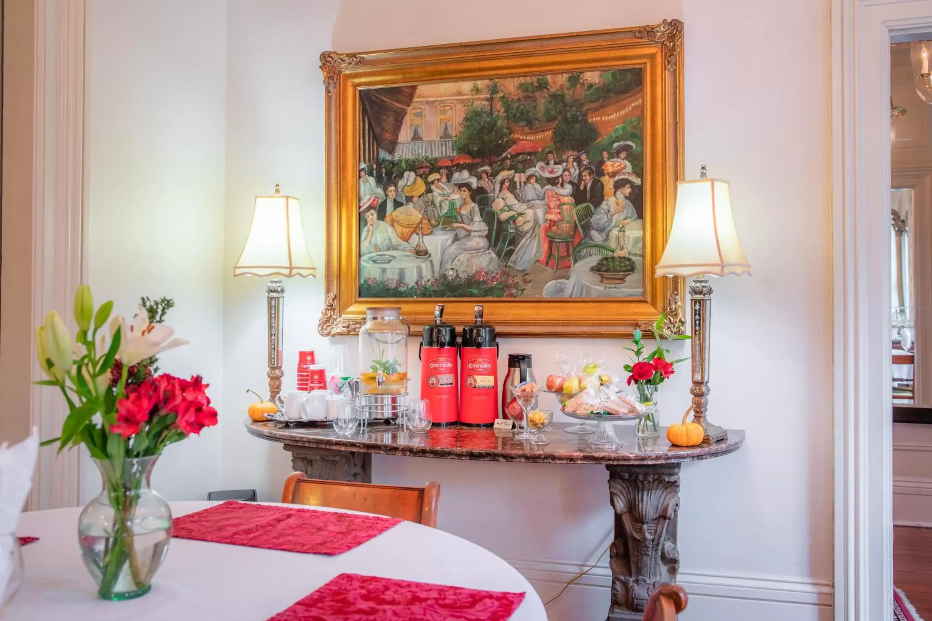 Communal lounge/ TV room, Bed in Justine Inn Savannah Communal lounge/ TV room, Bed in Justine Inn Savannah