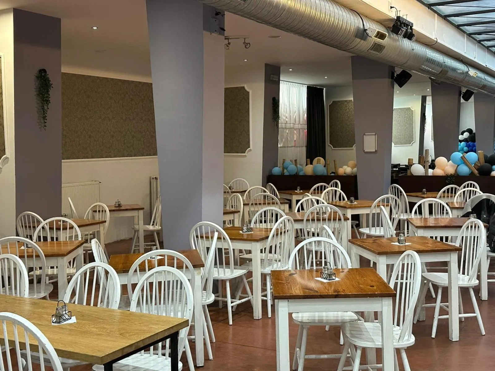 Restaurant/places to eat in Plus Prague