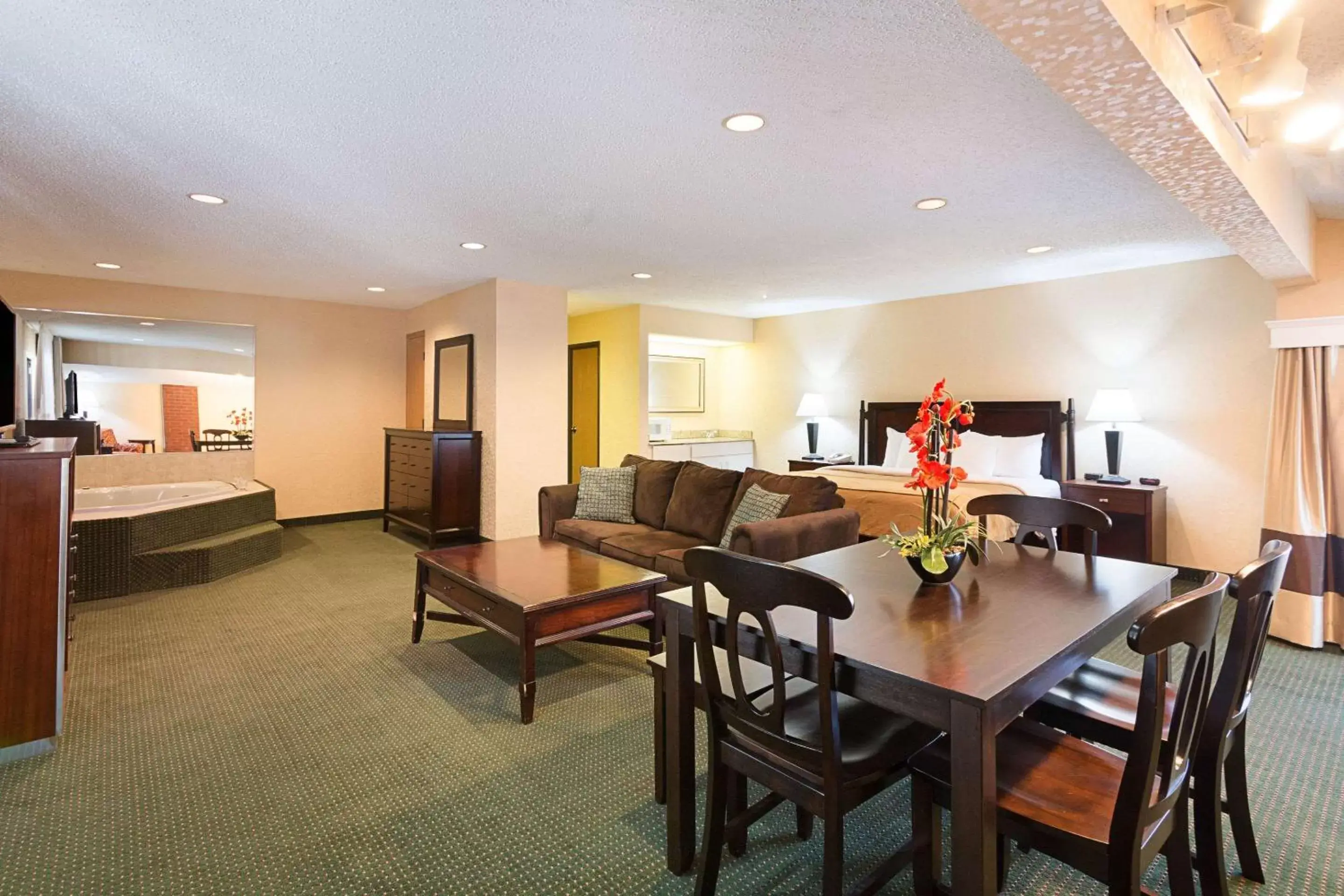 Photo of the whole room, Dining Area in Quality Inn Parkersburg North-Vienna