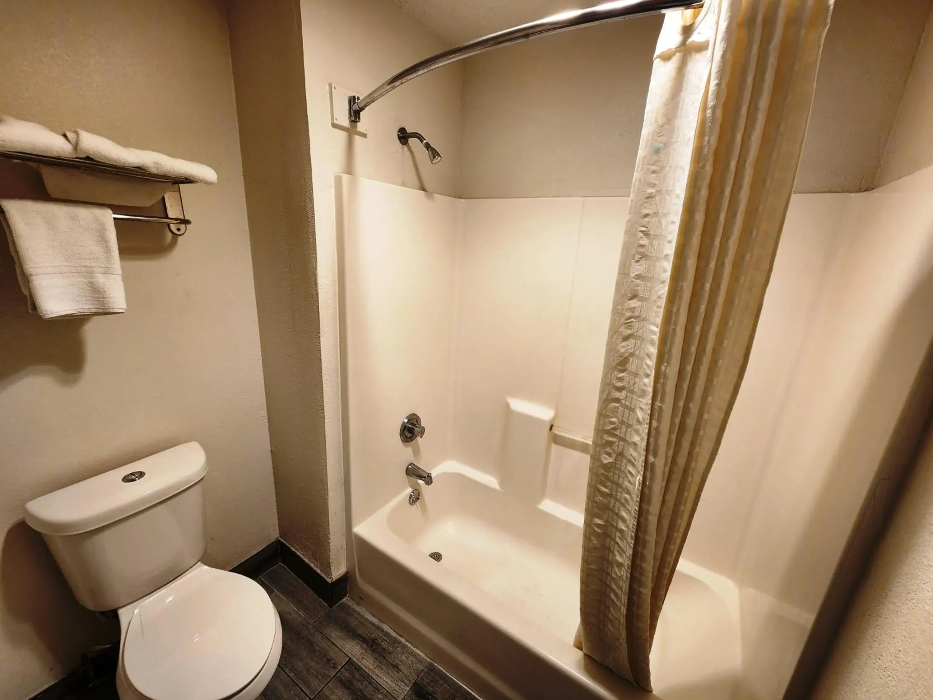 Shower, Bathroom in Highland Inn