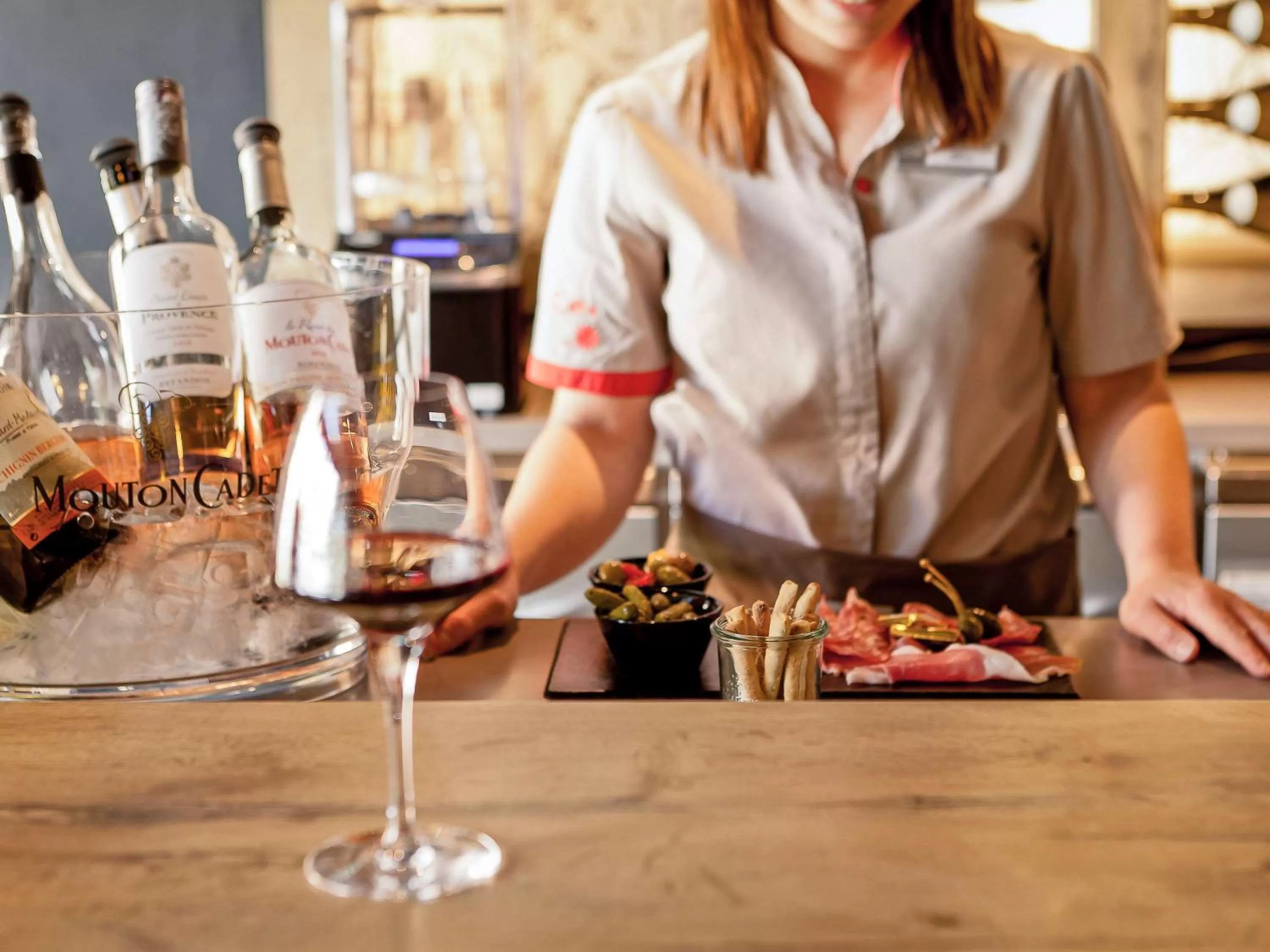 Lounge or bar in ibis Annecy Centre Vieille Ville