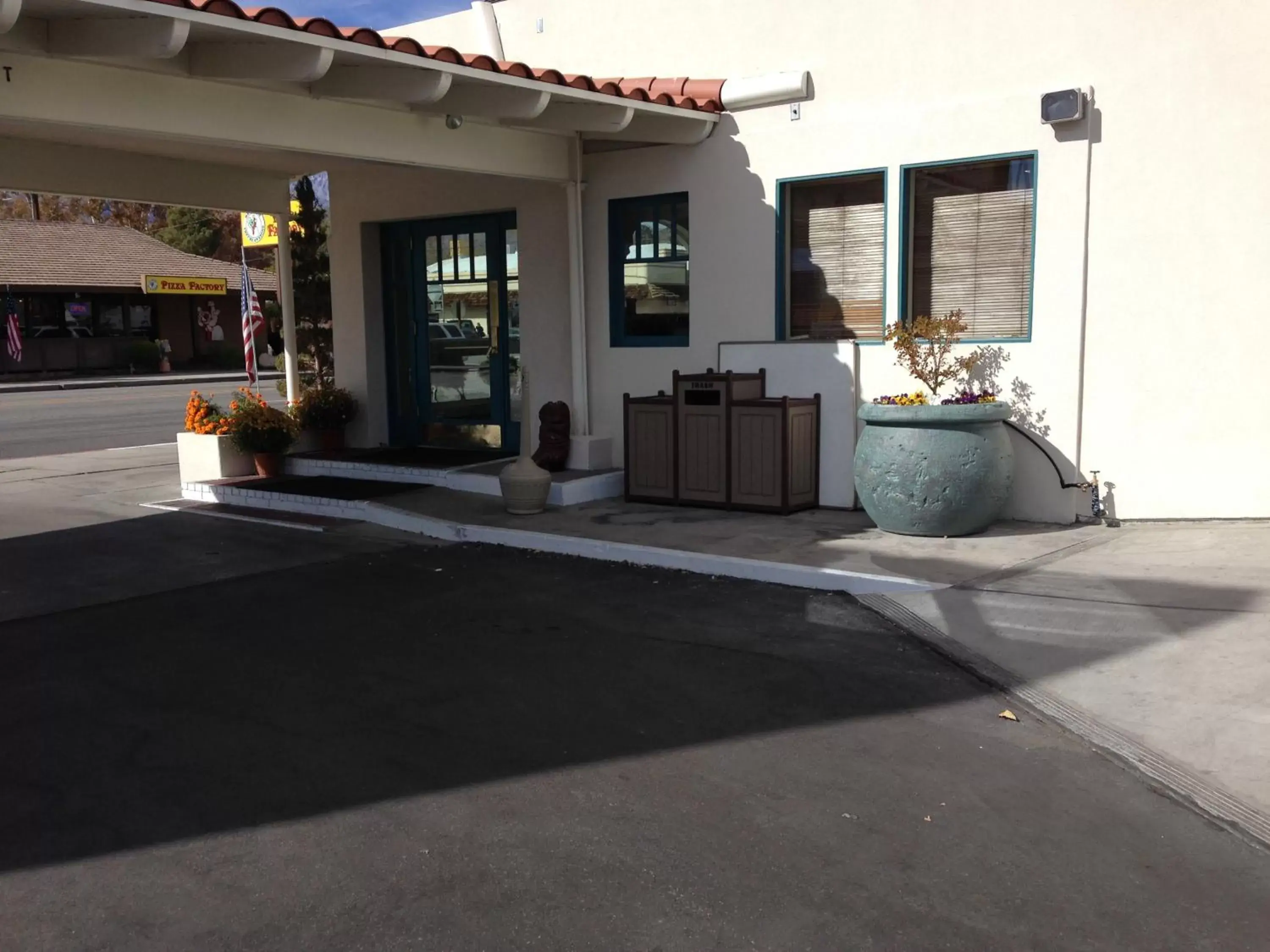 Facade/entrance in Dow Villa Motel