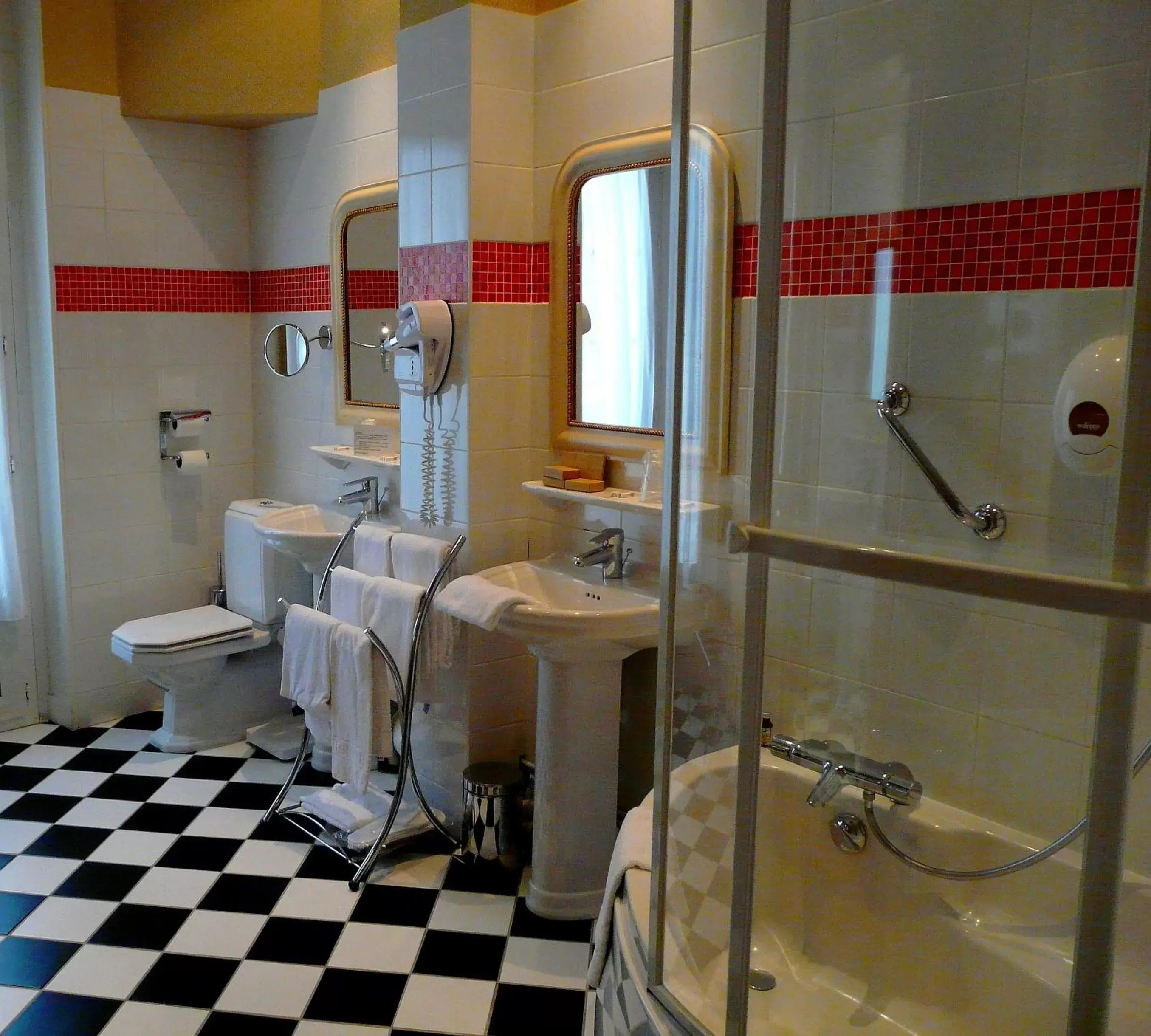 Bathroom in Hôtel de l'Abeille