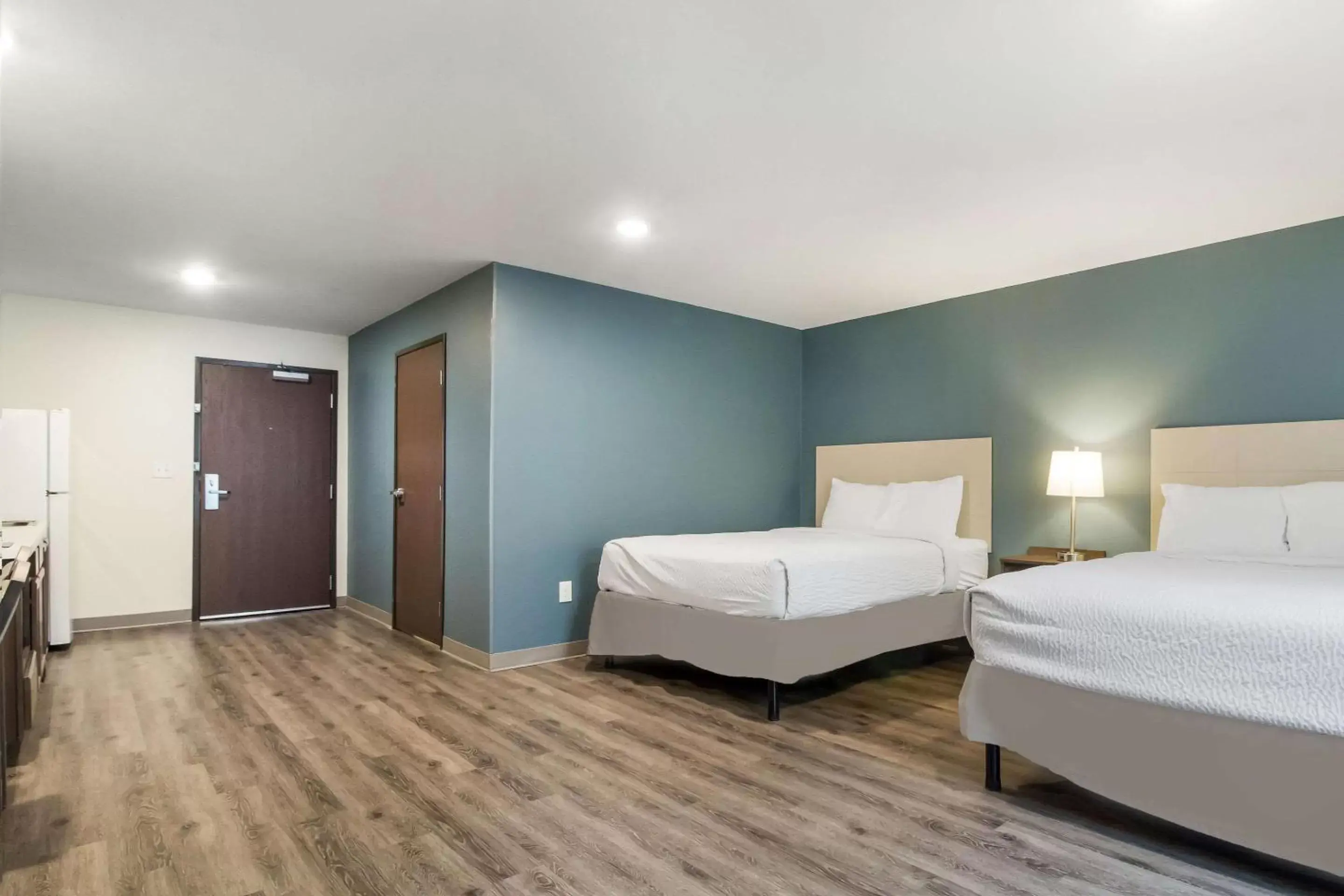 Photo of the whole room, Bed in WoodSpring Suites Lake Jackson