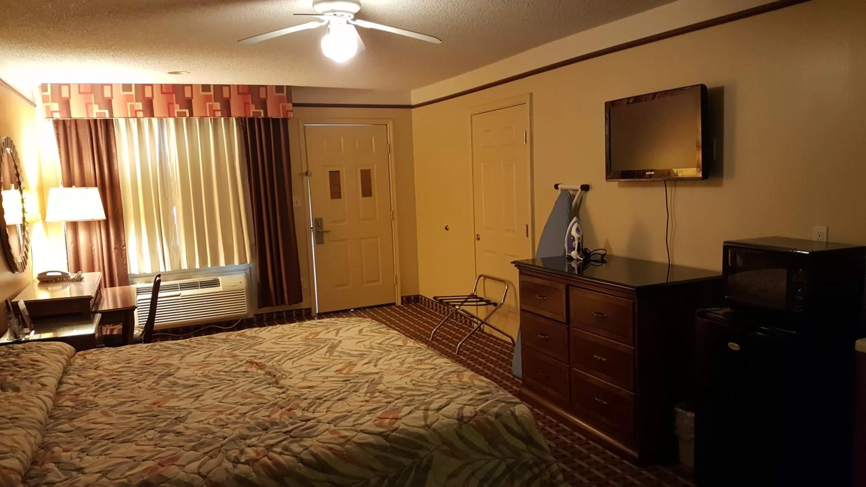 Bed in Deluxe Inn and Suites