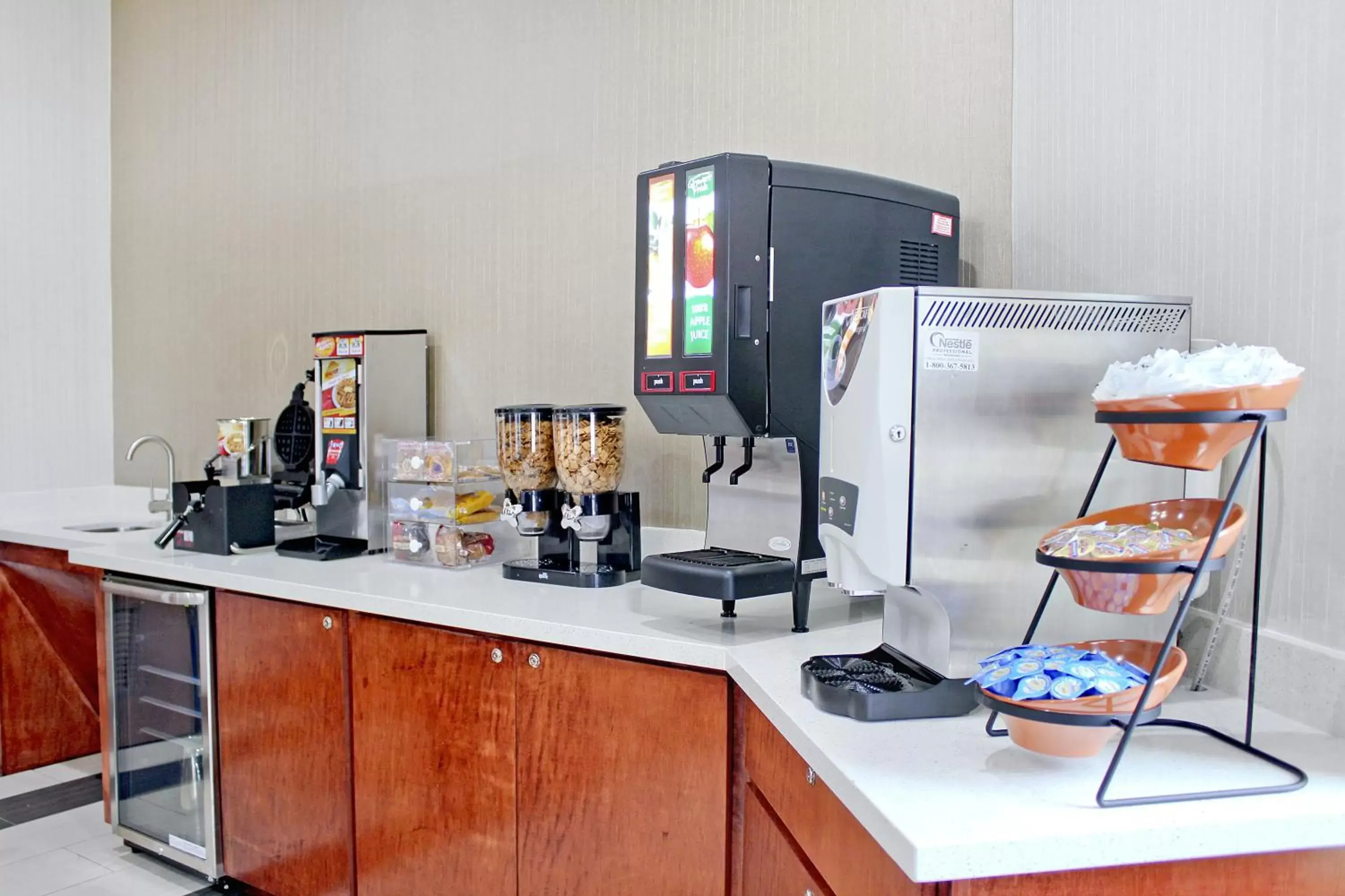 Coffee/tea facilities, Kitchen/Kitchenette in Palacio Royale Houston NW at Beltway 8