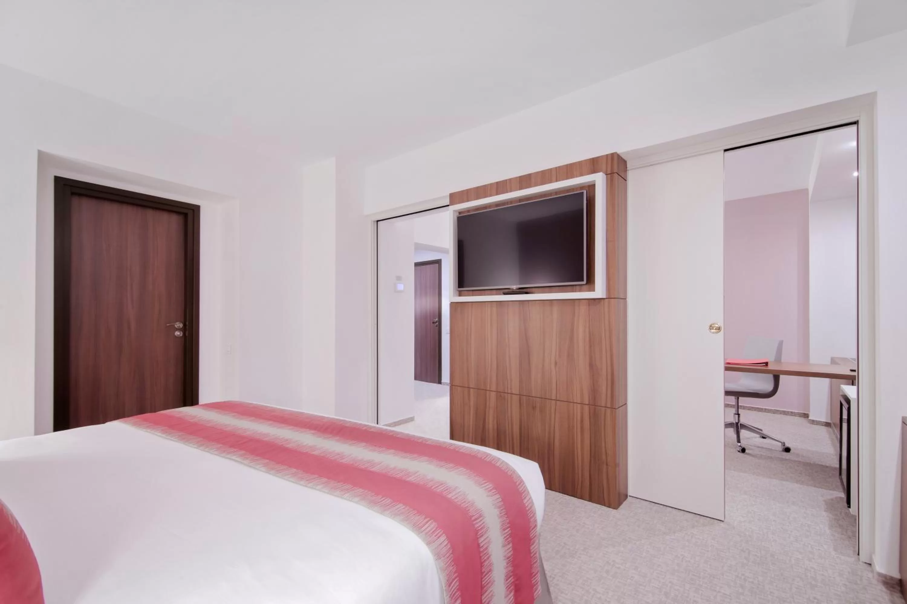 TV and multimedia, Bed in Ramada Plaza Craiova