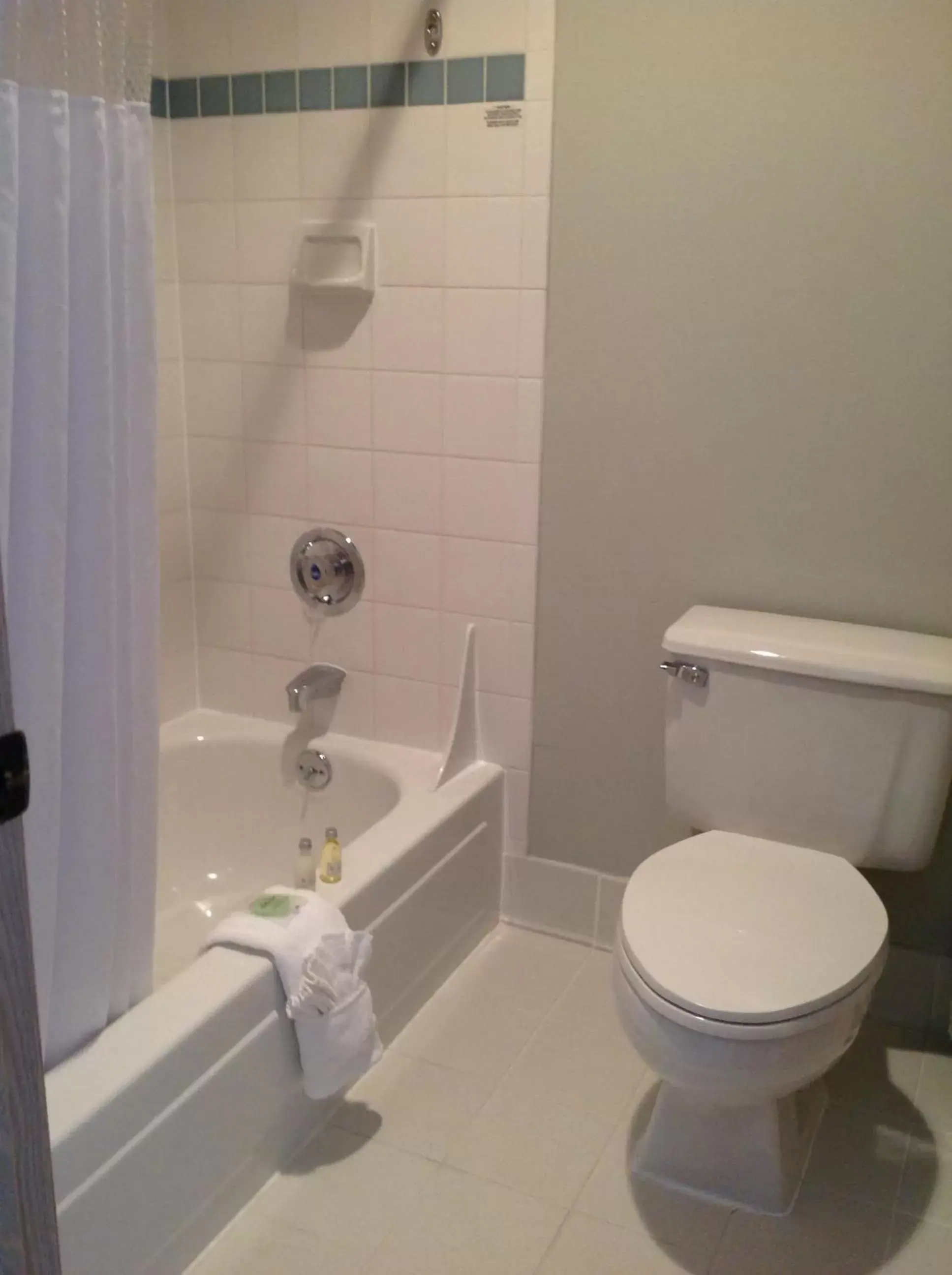 Shower, Bathroom in Shilo Inn Suites Warrenton