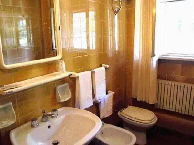 Bathroom in LH Hotel Del Lago Scanno