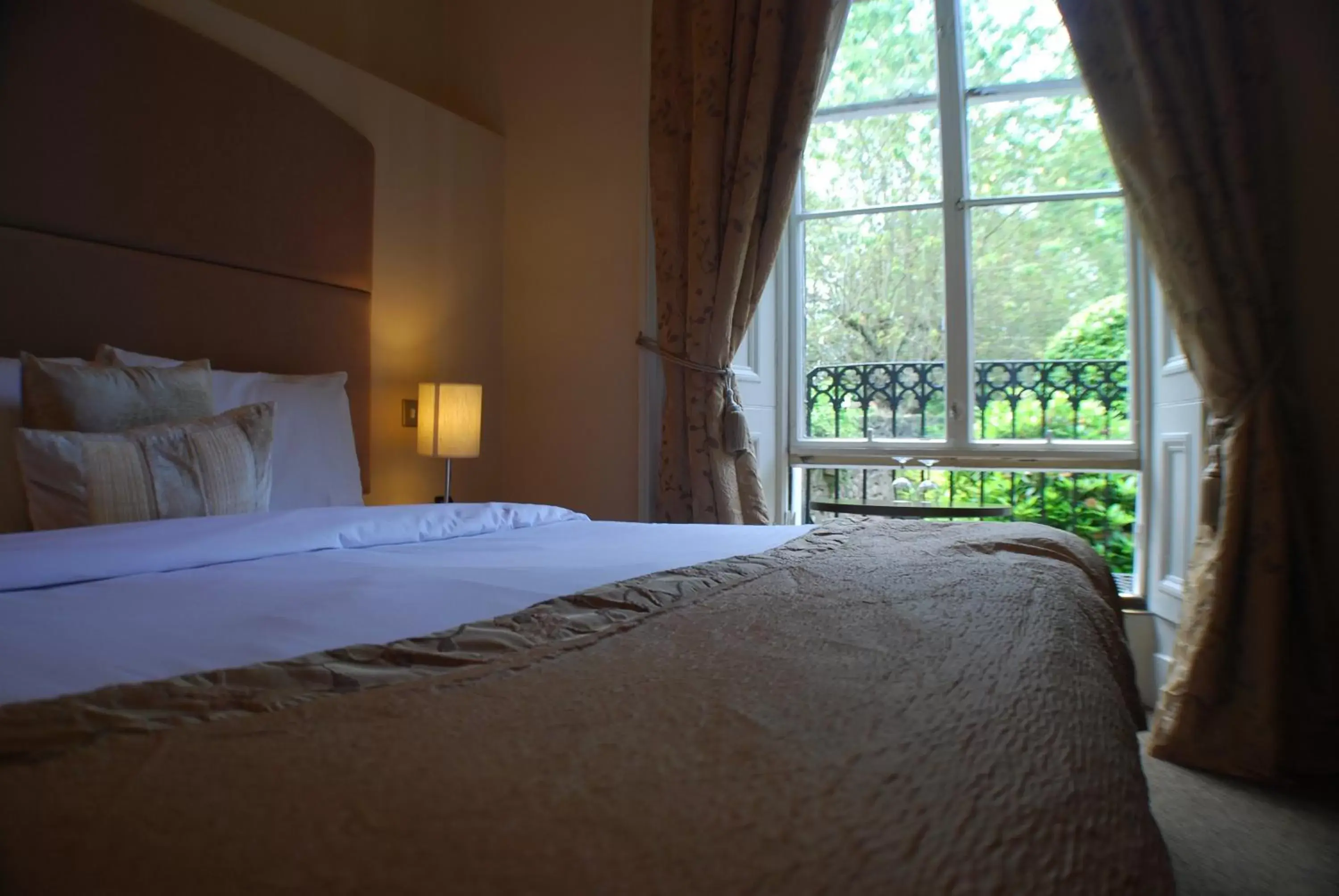 Bed in The Salisbury Hotel