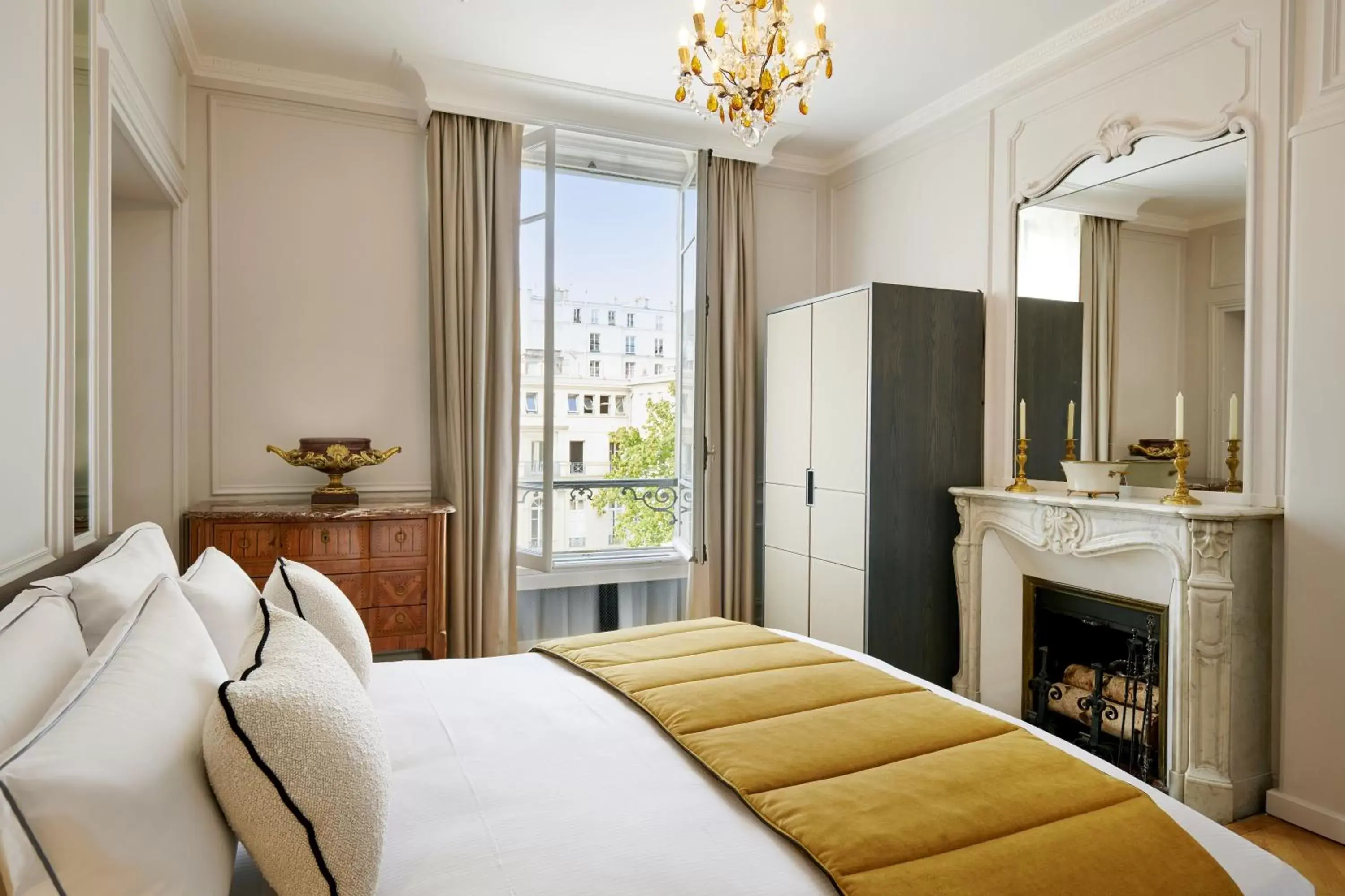 View (from property/room), Bed in Hôtel Lancaster Paris Champs-Elysées