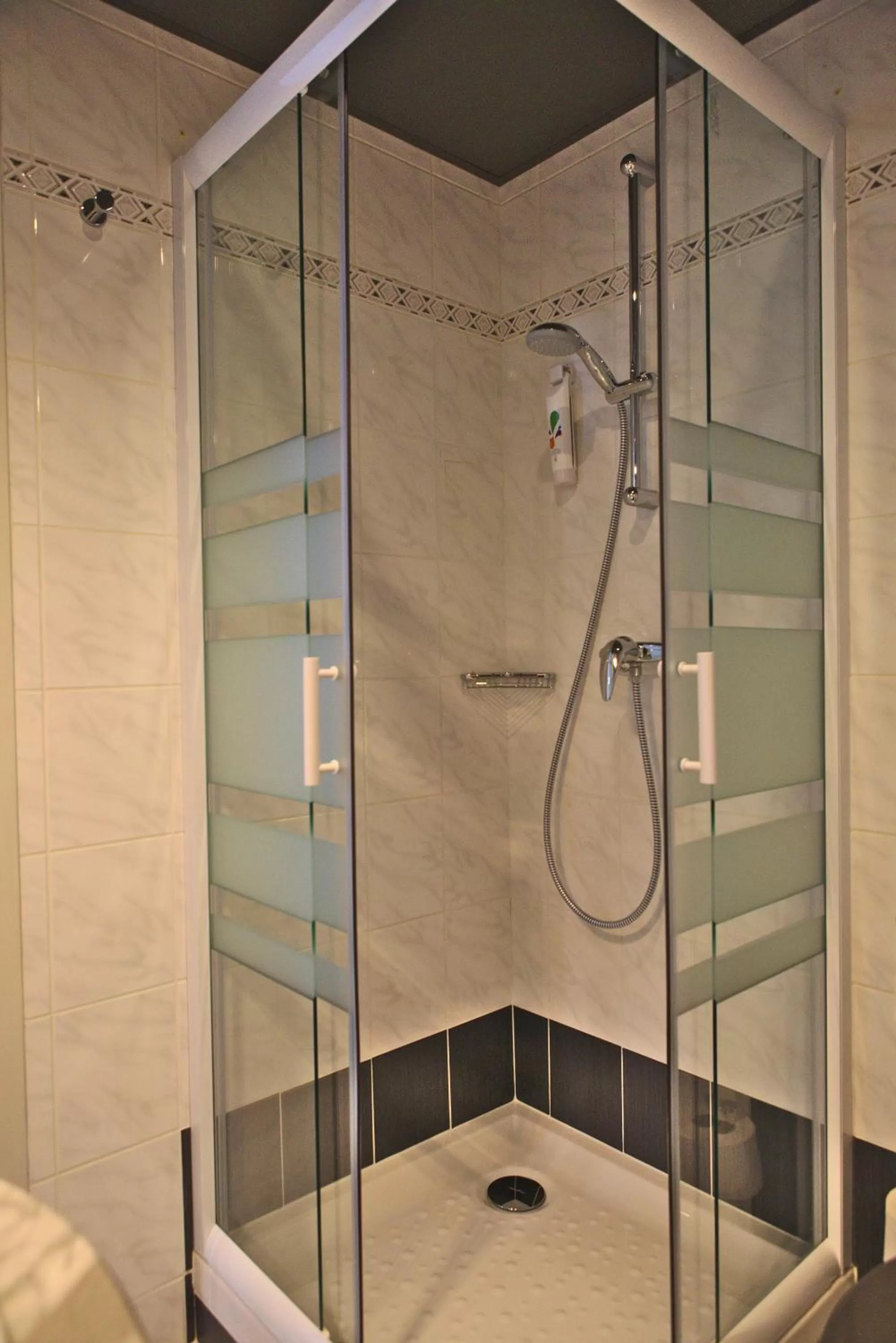 Shower in ibis Styles Moulins Centre