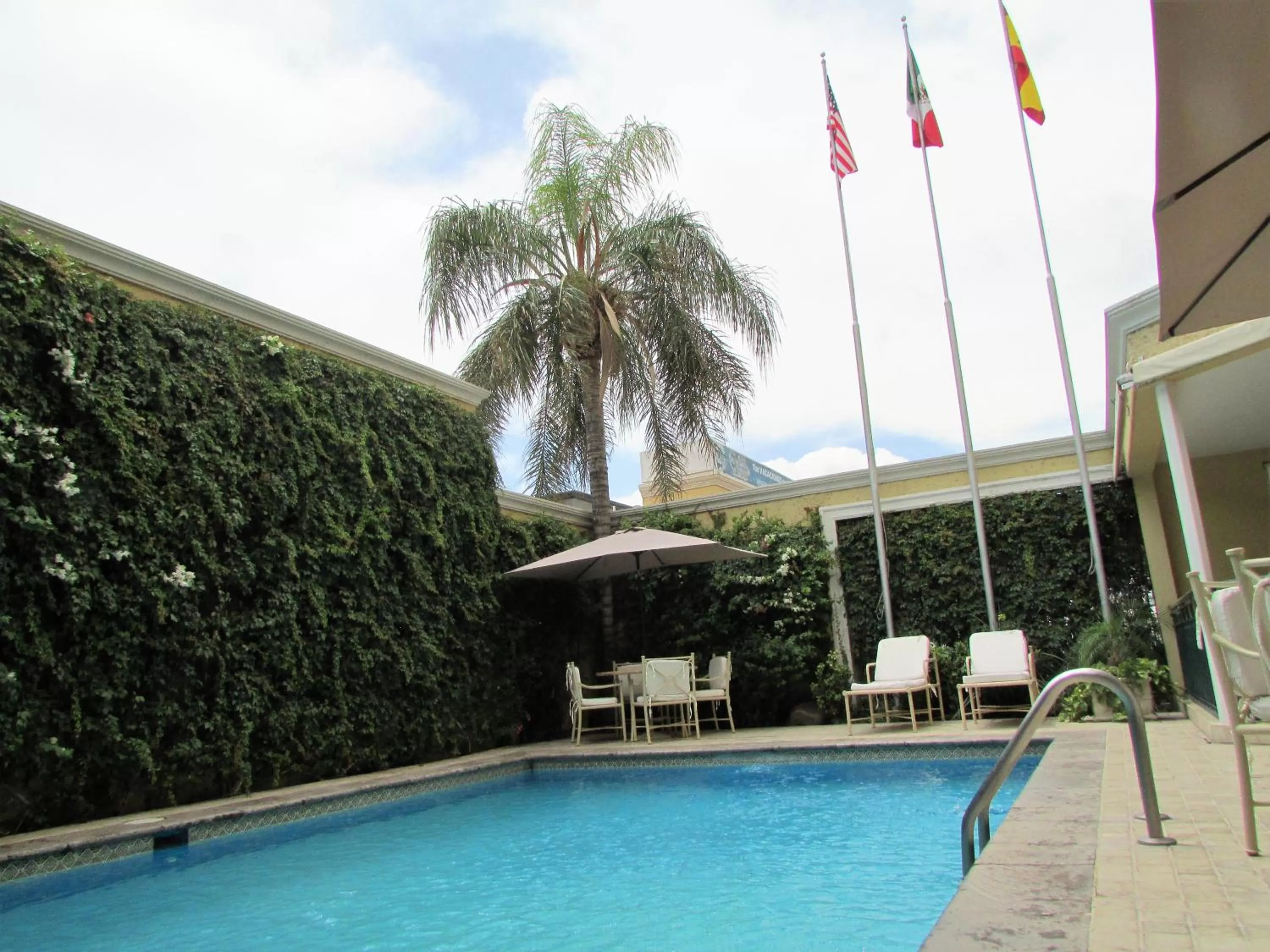 Swimming pool in Best Western Hotel Posada Del Rio Express