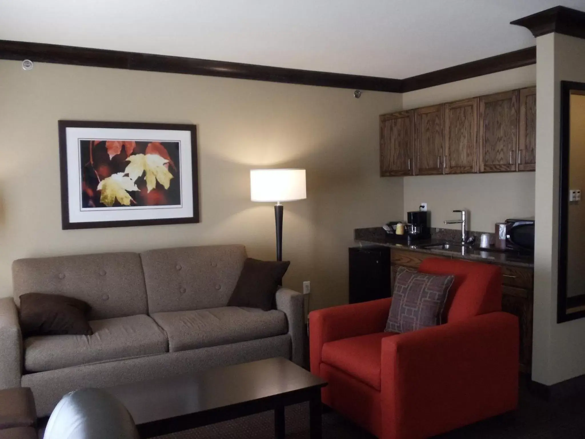 Living room, Seating Area in Parkwood Inn & Suites