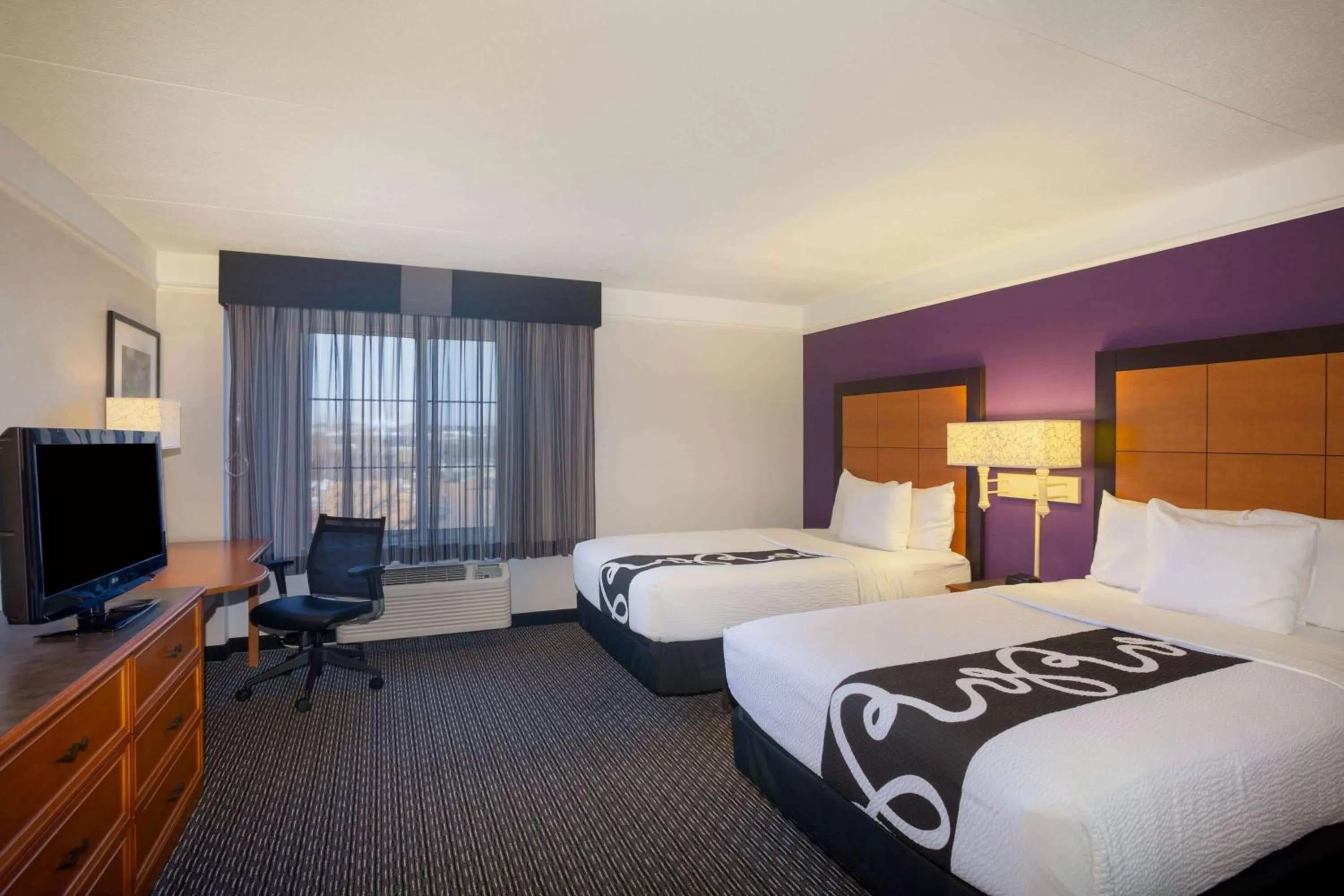 Photo of the whole room, Bed in La Quinta by Wyndham St. Louis Westport