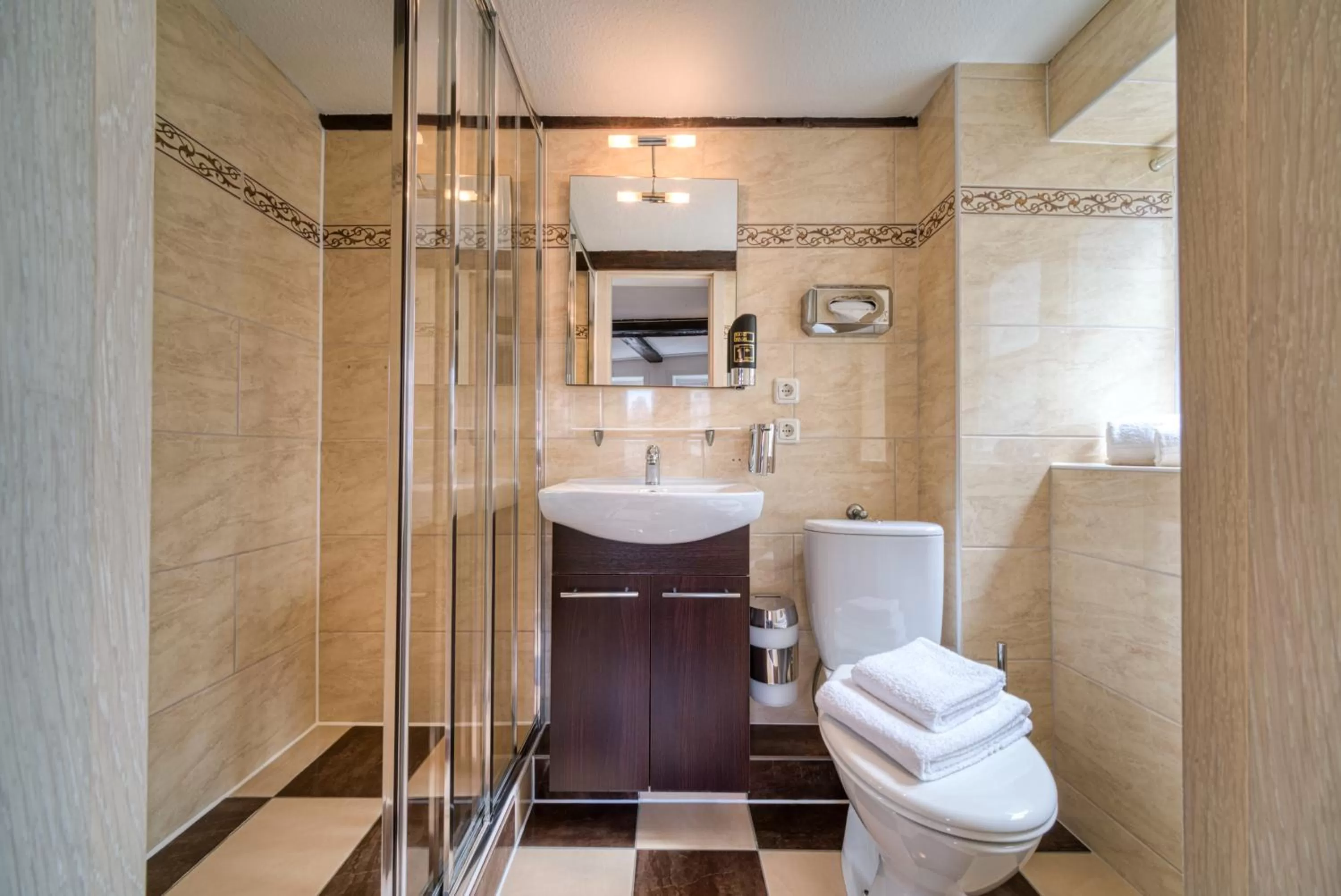 Shower in Hotel Am Fischmarkt