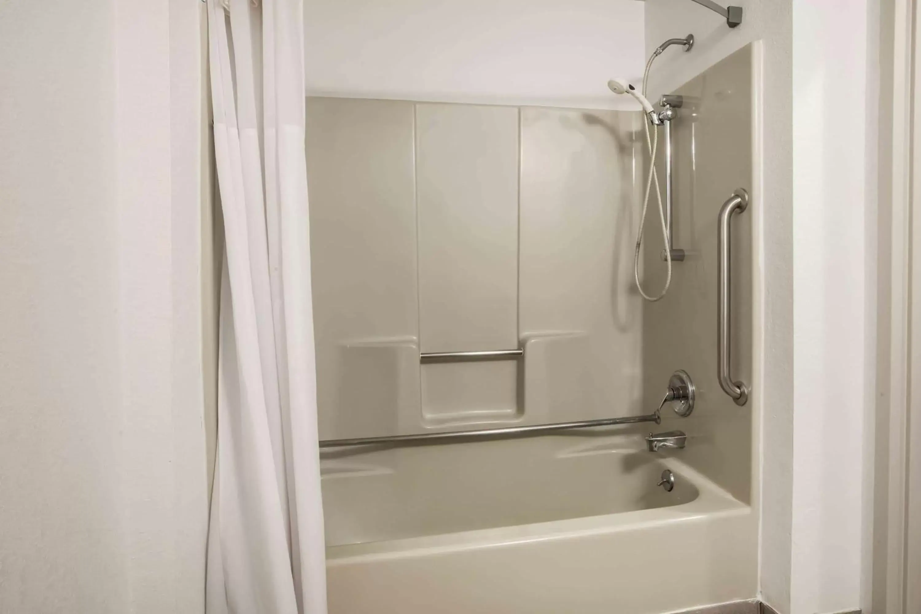 King Room - Mobility Access/Non-Smoking in Days Inn & Suites by Wyndham Rochester Hills MI King Room - Mobility Access/Non-Smoking in Days Inn & Suites by Wyndham Rochester Hills MI